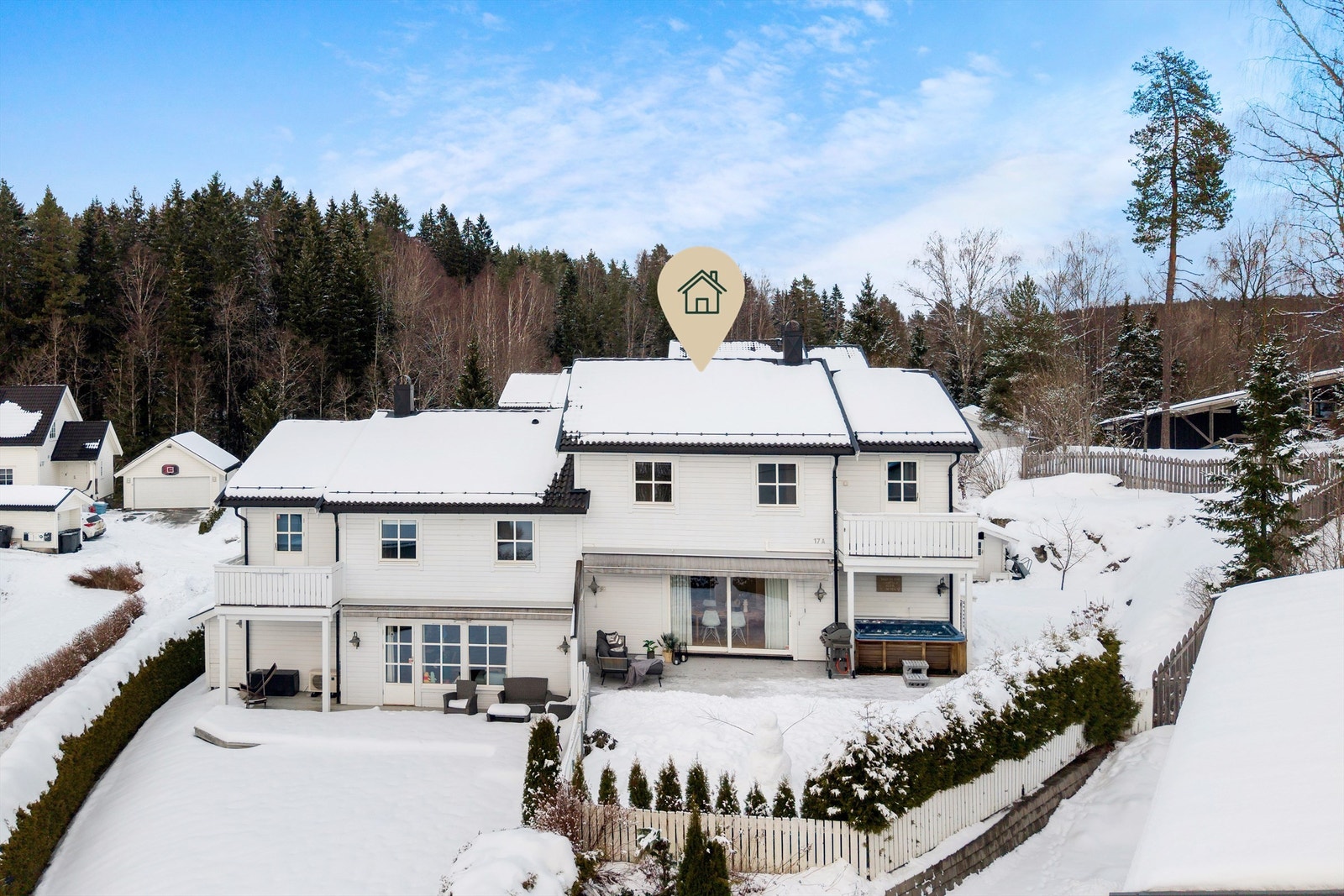 Fasaden har liggende trekledning og taket er tekket med takstein, begge fra byggeår 2007. Galleribilde