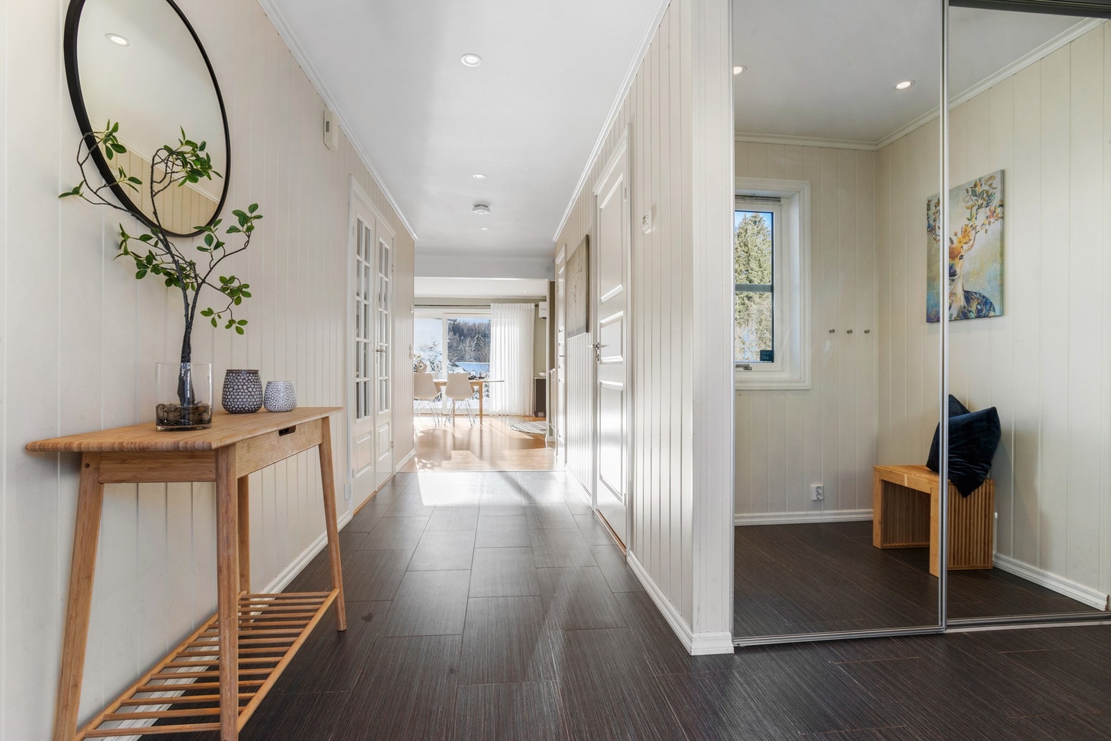 Velkommen inn i en romslig entré med flislagt gulv og behagelig gulvvarme! Galleribilde