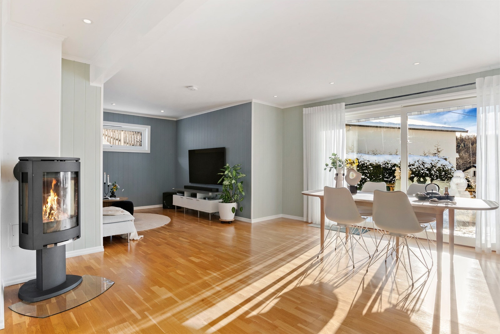 Oppvarming sikres effektivt med en wifi-styrt varmepumpe (2022), i tillegg til vedovn og varmekabler i gulv. Galleribilde