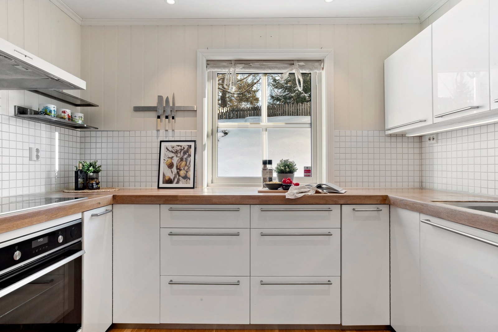 Kjøkkenet har rikelig med skap- og benkeplass. Galleribilde