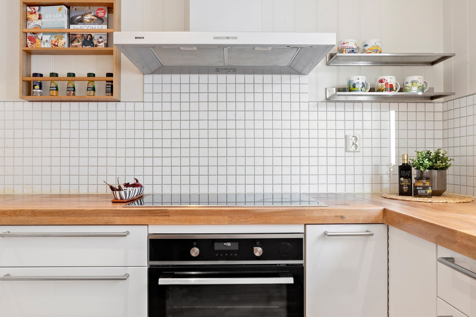 Kjøkkenet er utstyrt med integrert komfyr fra 2023 og nedfelt platetopp. Galleribilde