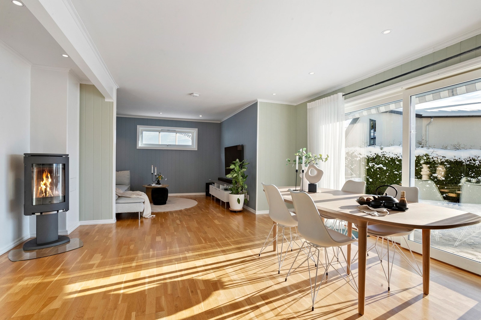 I stuen er det god plass til spisegruppe. Store vindusflater og direkte utgang til markterrassen gjennom bred skyvedør gir en god romfølelse. Galleribilde