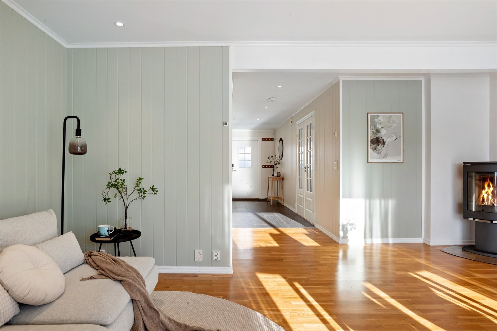 Gjennomgående materialvalg med stående malt mdf-panel på veggene skaper et helhetlig inntrykk. Galleribilde