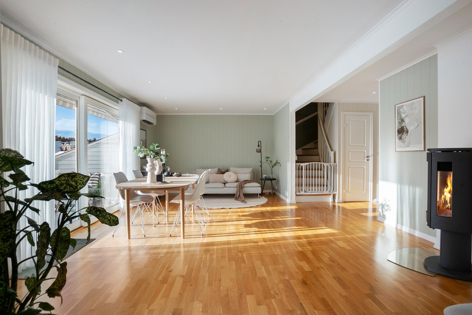 Den romslige stuen har parkett på gulvet og kan enkelt deles inn i flere soner. Galleribilde