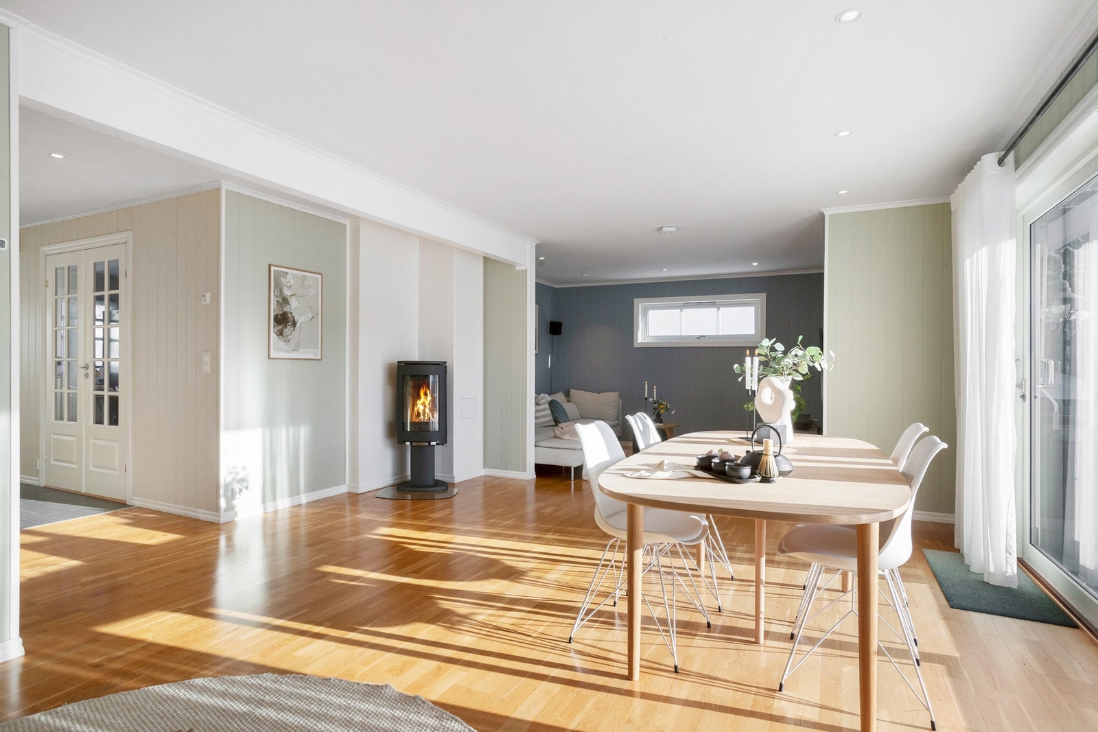 Den åpne løsningen mellom stue og entré gir en fin flyt gjennom etasjen. Galleribilde