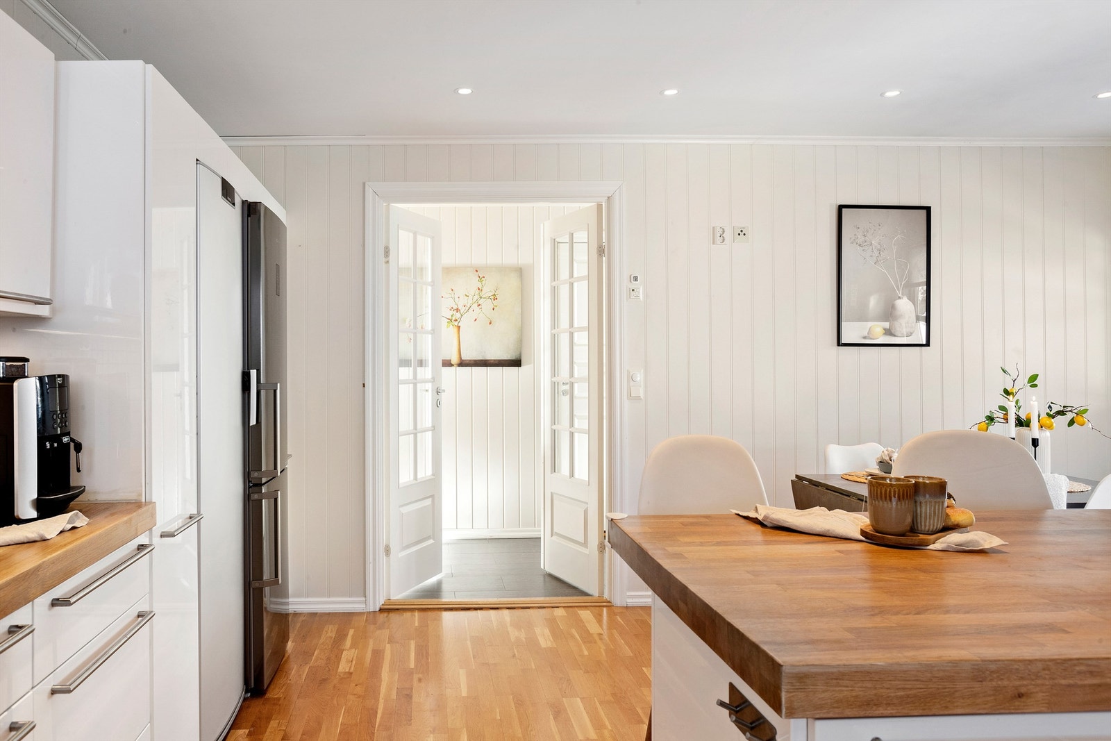 Kjøkkenet har parkett på gulv med varmekabler og downlights i tak. Galleribilde