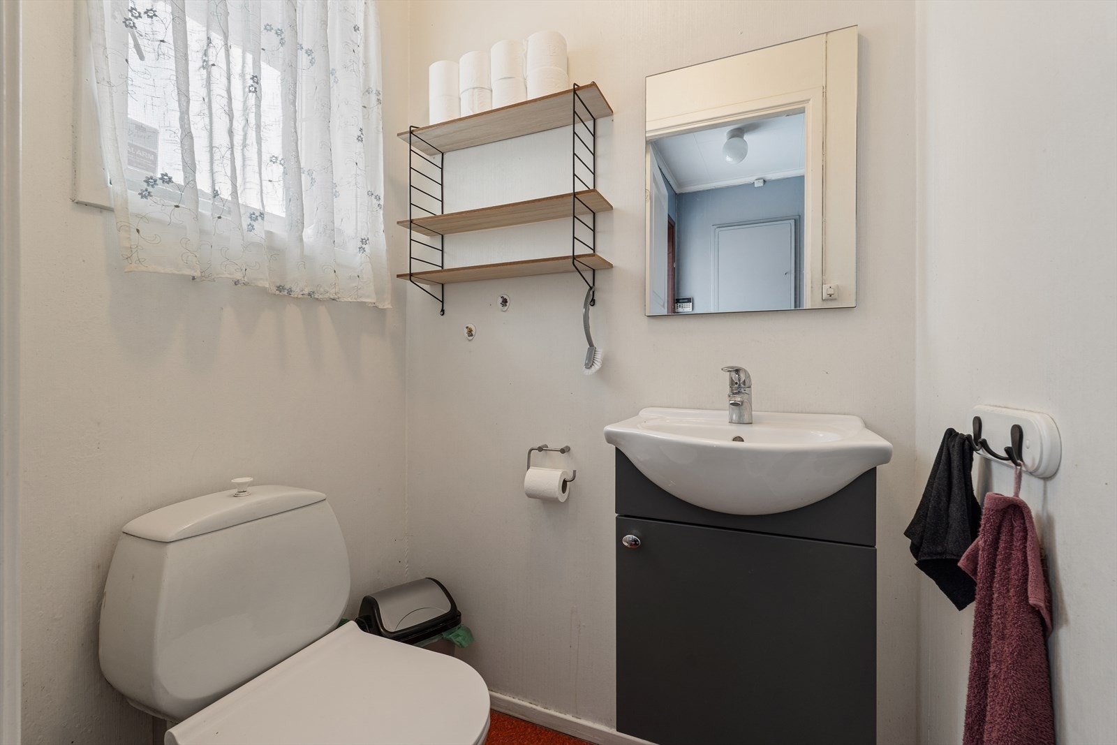 Fra entré er det direkte adkomst til wc-rom. Galleribilde