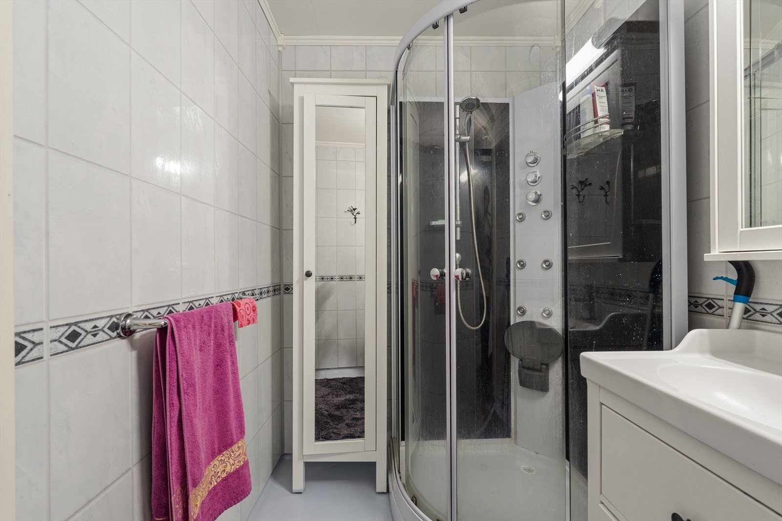 Badet er lyst og har belegg på gulv og våtromsplater på vegger. Galleribilde