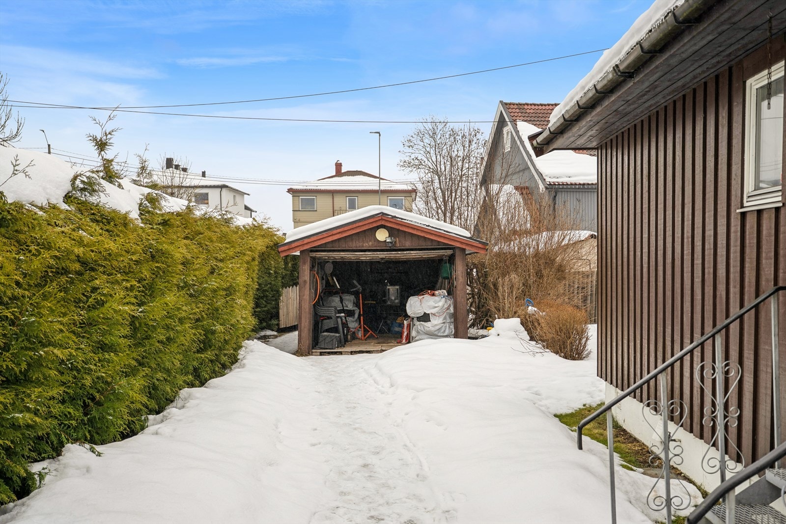 Eldre garasje og parkering i innkjørsel. Galleribilde