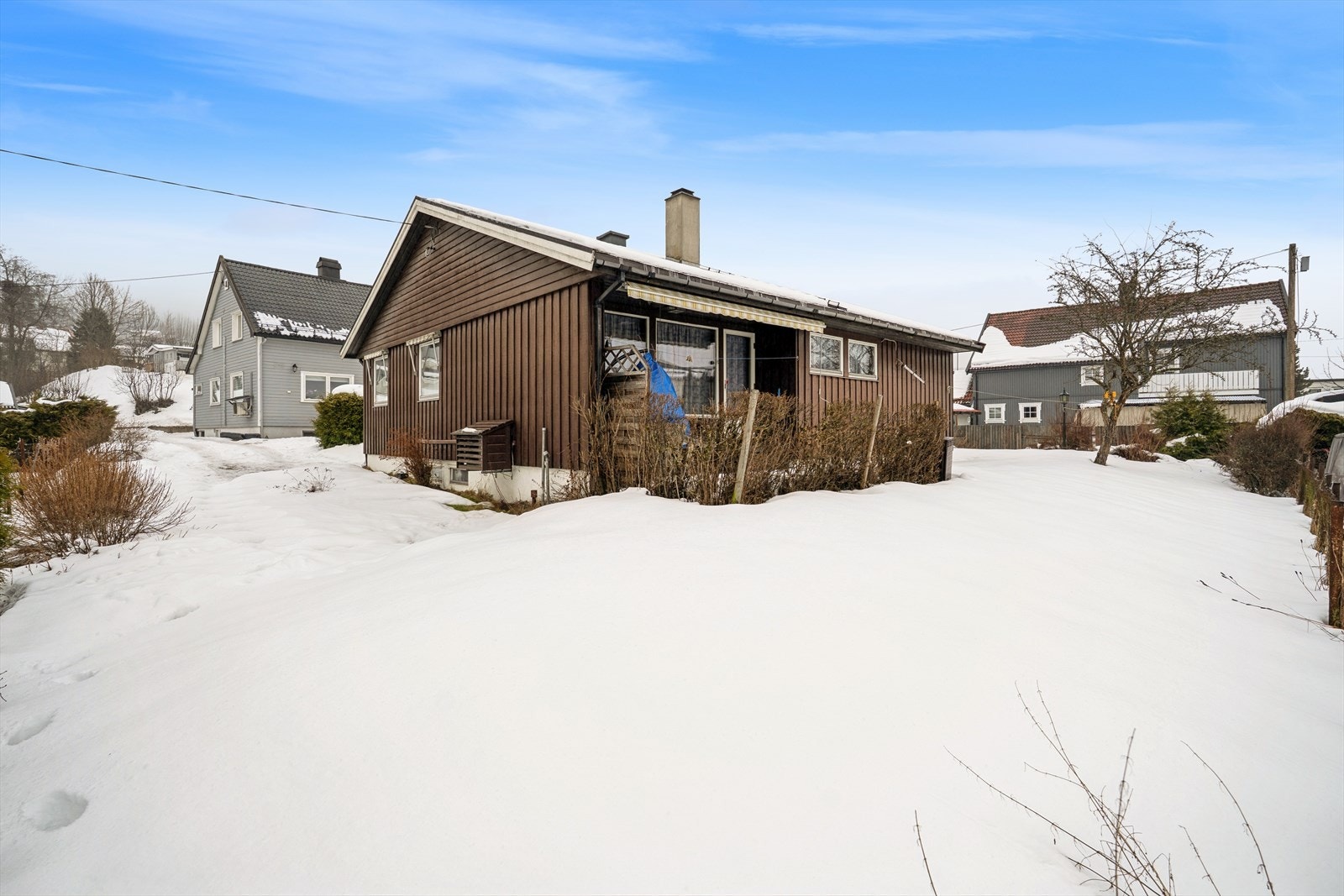 Solrikt uteområde med flott hage. Galleribilde