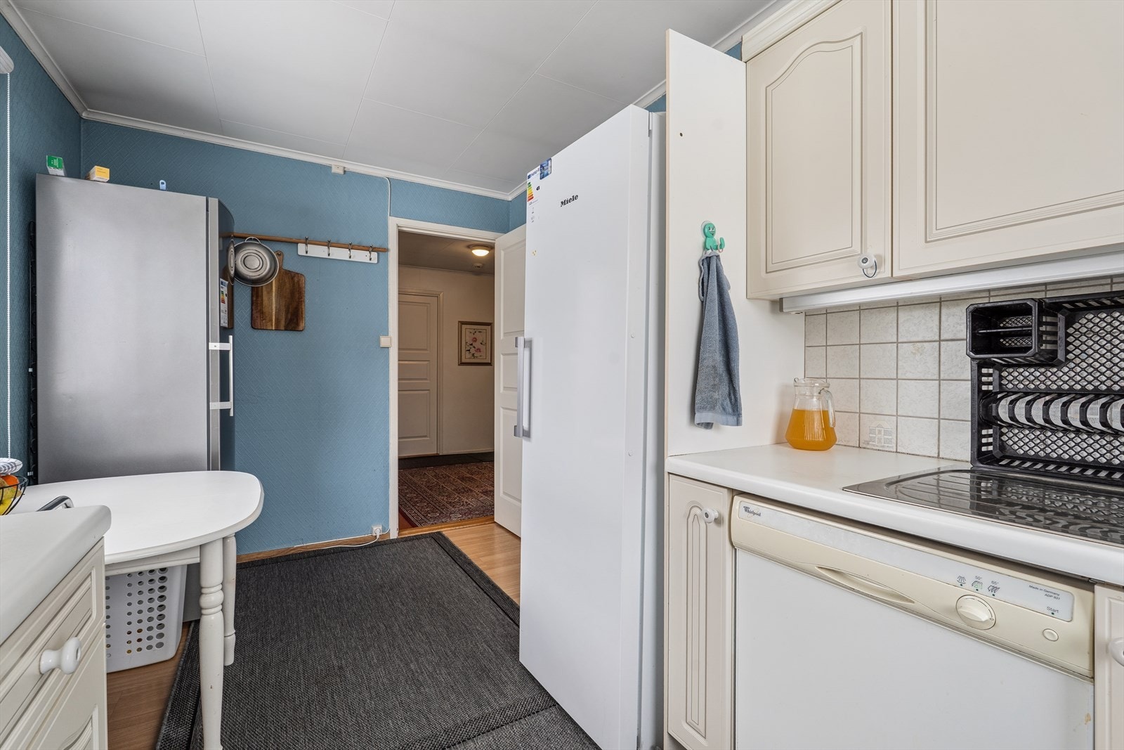 I innredningen er det plass for frittstående komfyr, oppvaskmaskin og kjøl/frys. Galleribilde