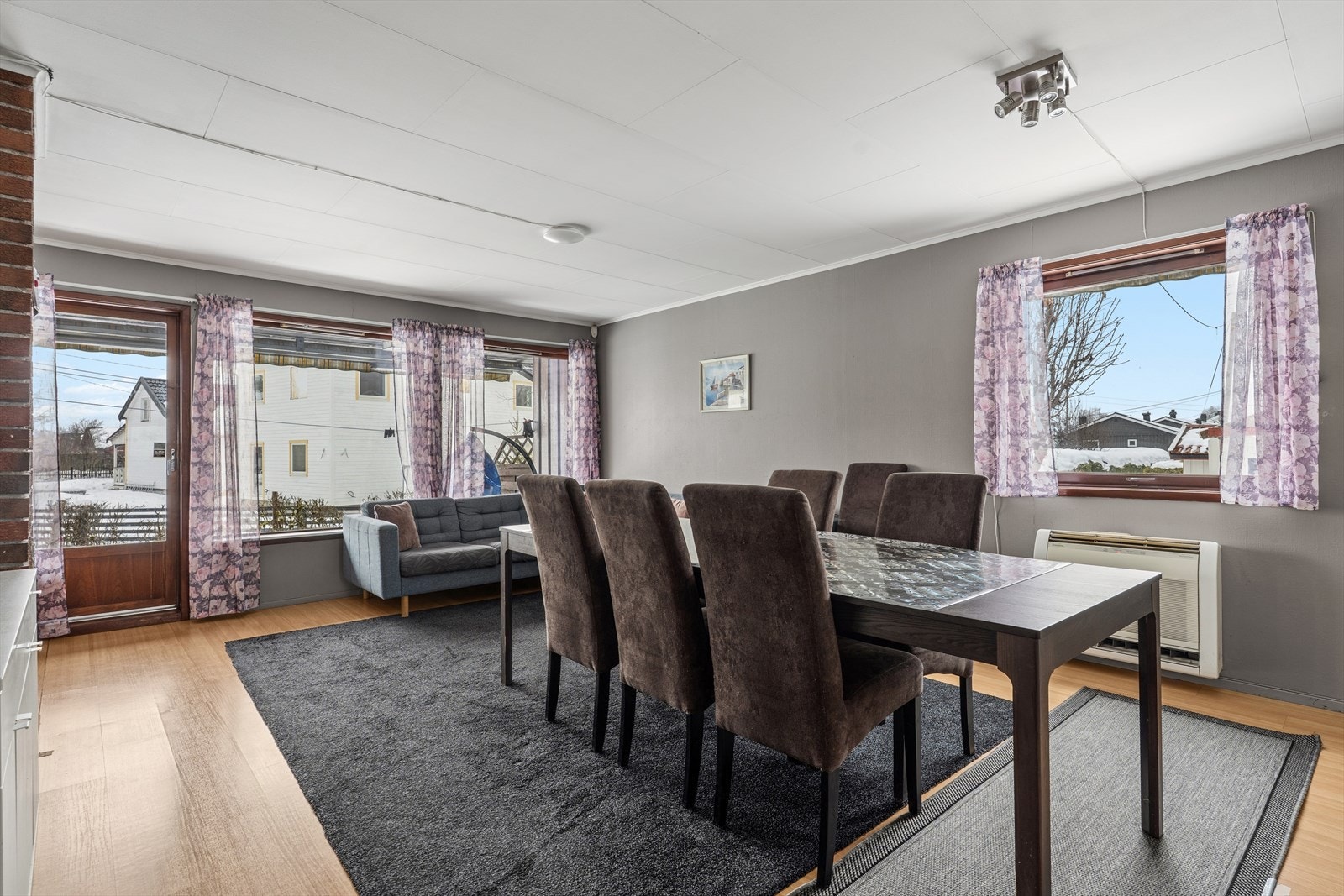 Stuen fremstår som lys og koselig. Galleribilde