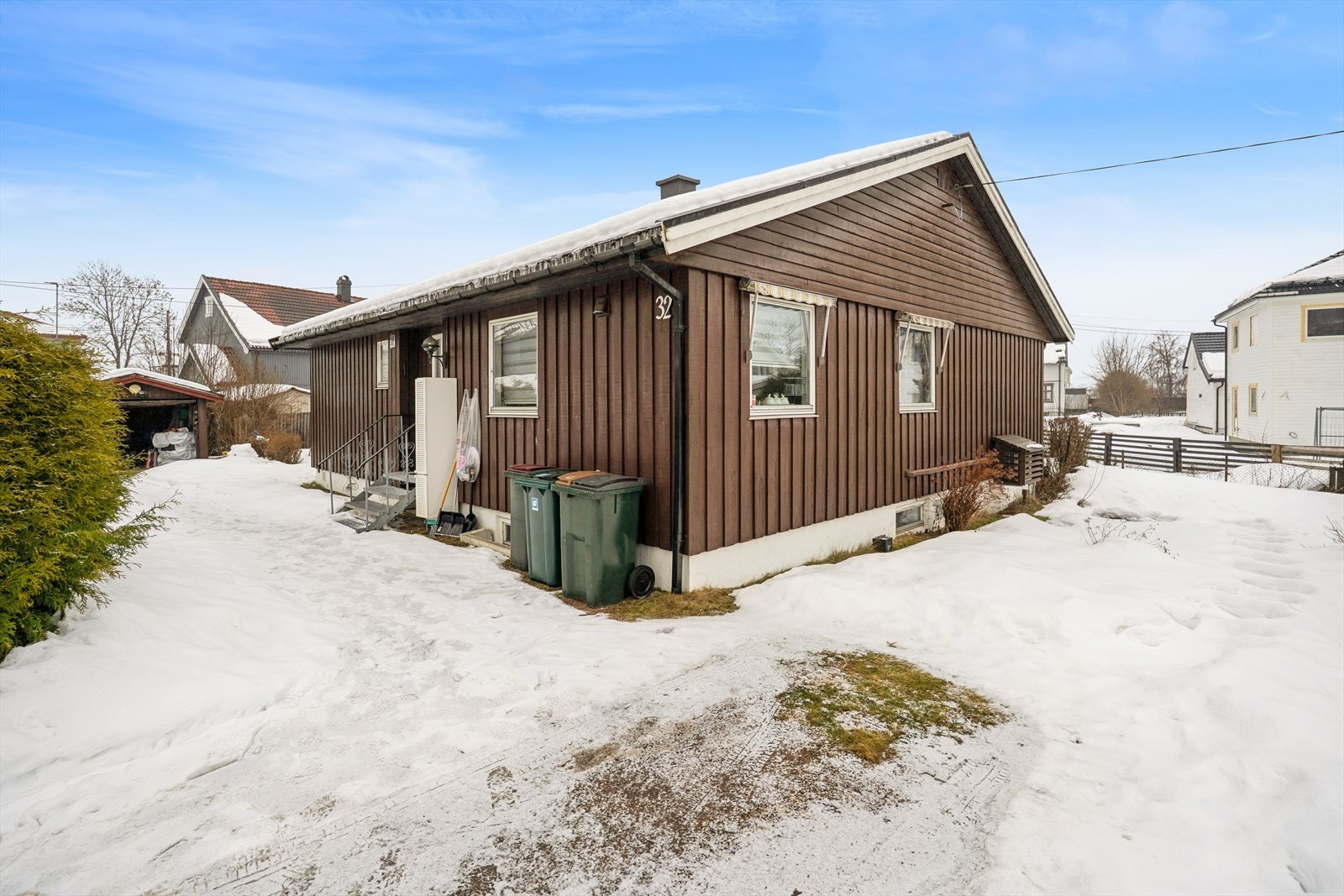 Boligen har byggeår 1977 og har noe moderniseringsbehov. Galleribilde