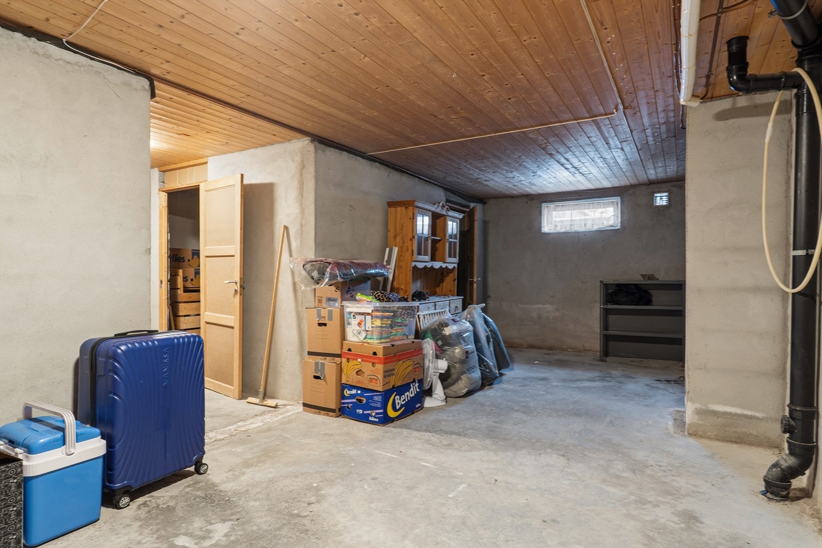Kjelleren har rikelig med lagringsplass, fordelt på 6 stk. boder. Galleribilde