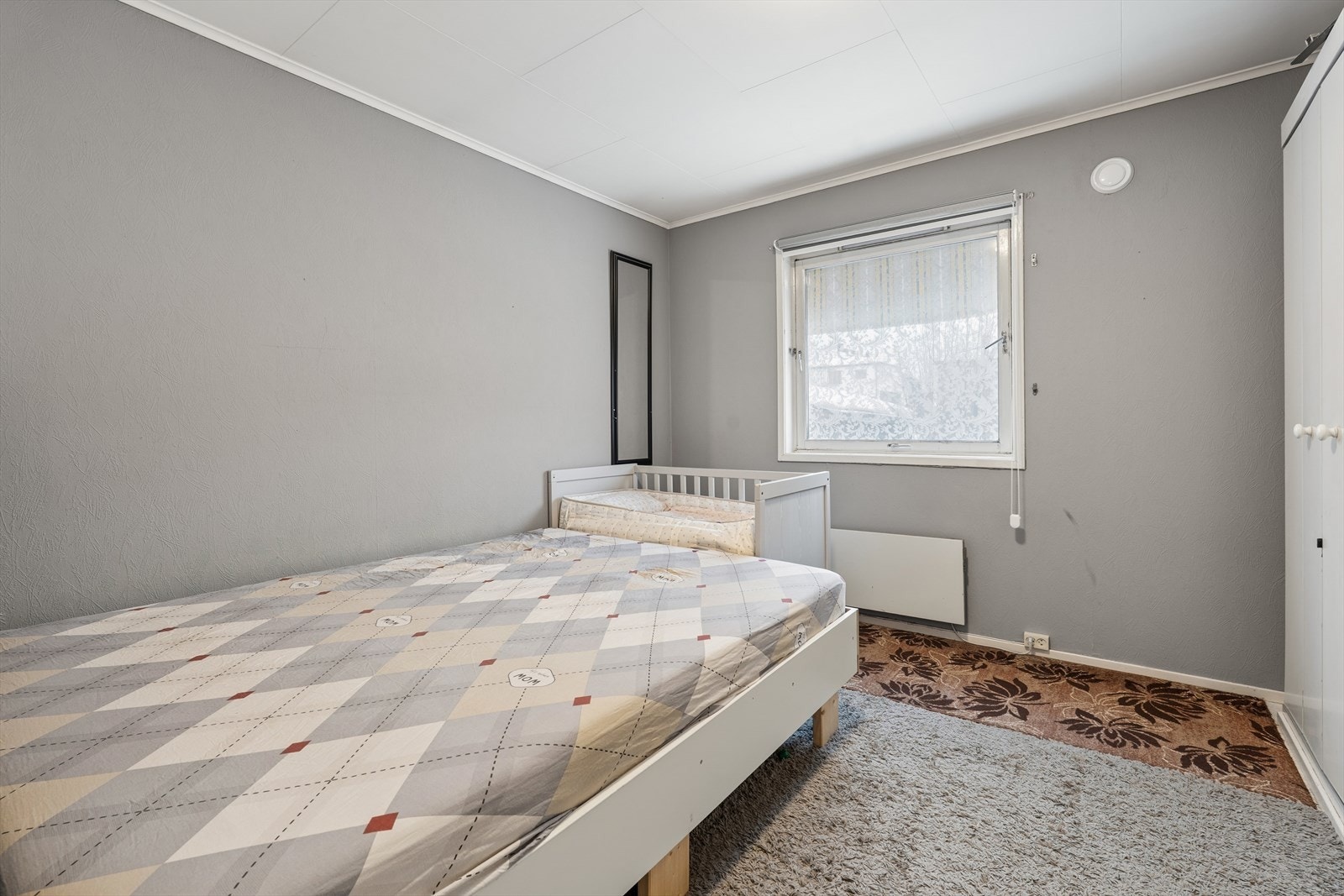 Soverom 1 er romslig og byr på god plass for dobbeltseng. Galleribilde