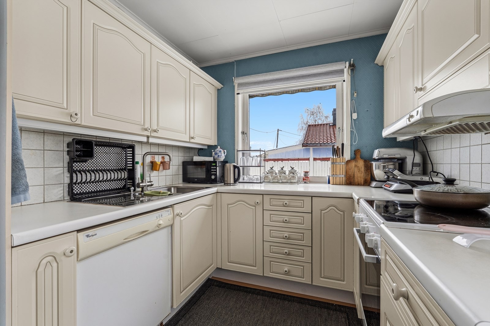 Her har en det en måtte trenge av skap-, skuff- og benkeplass. Galleribilde