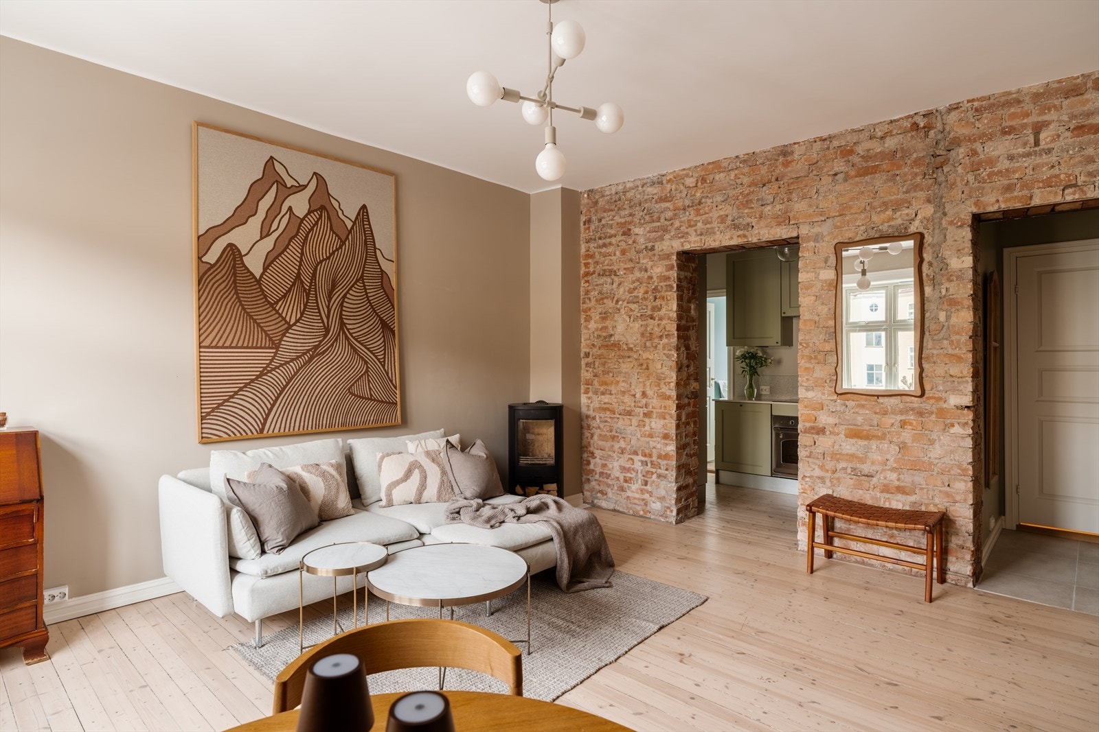 Her får du en flott og oppusset 3-roms på Torshovtoppen! Galleribilde