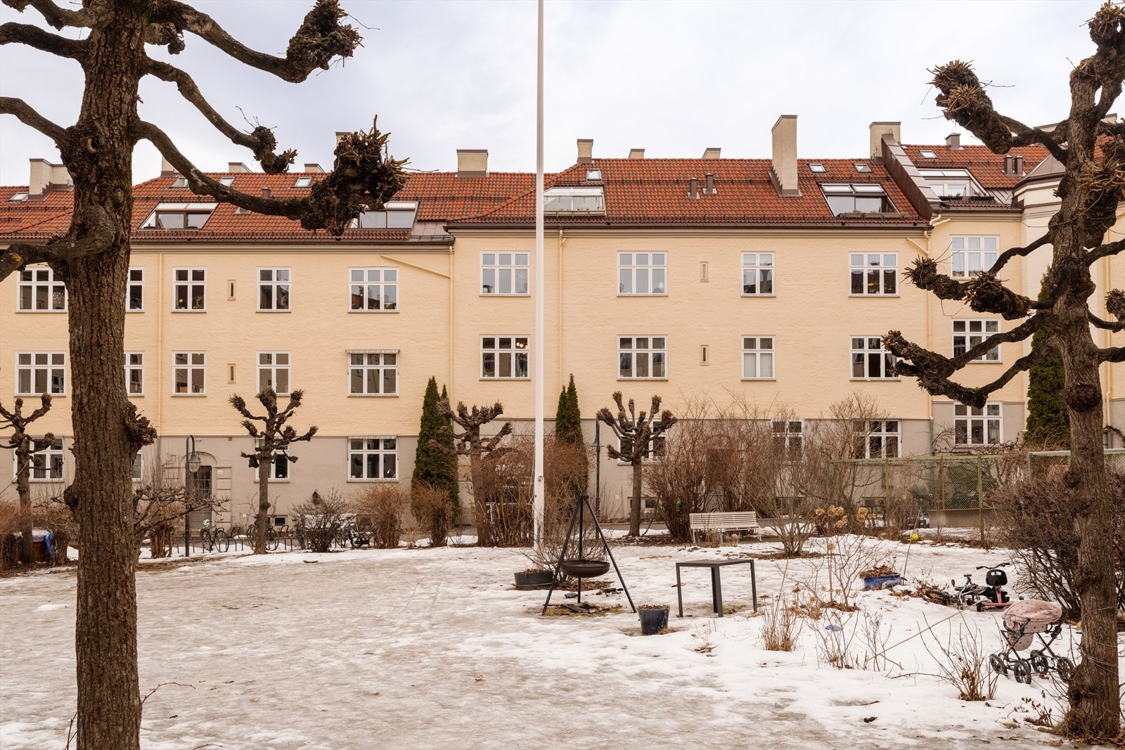 Lirekassa er en av de klassiske Torshov-gårdene, kjent for sin sjarm og tidløse arkitektur. Galleribilde