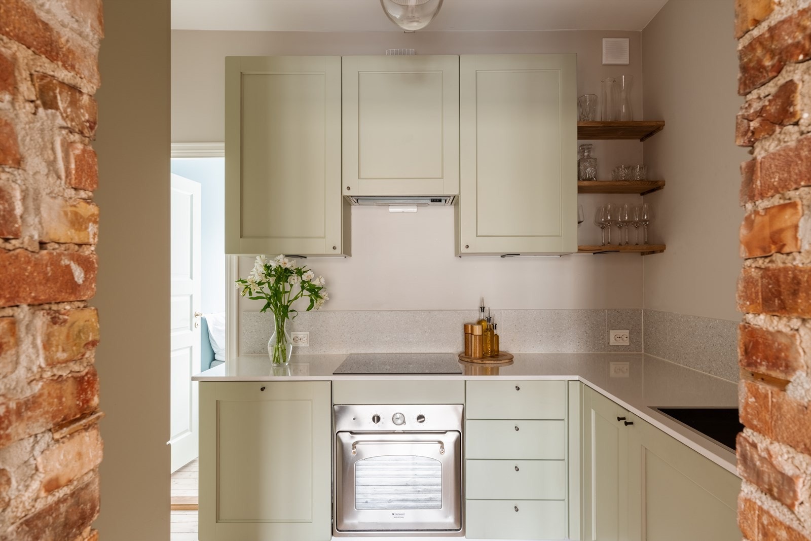 Kjøkkenet er nylig oppusset og er lakkert i en fresh farge, som gir rommet et lyst og moderne uttrykk. Galleribilde