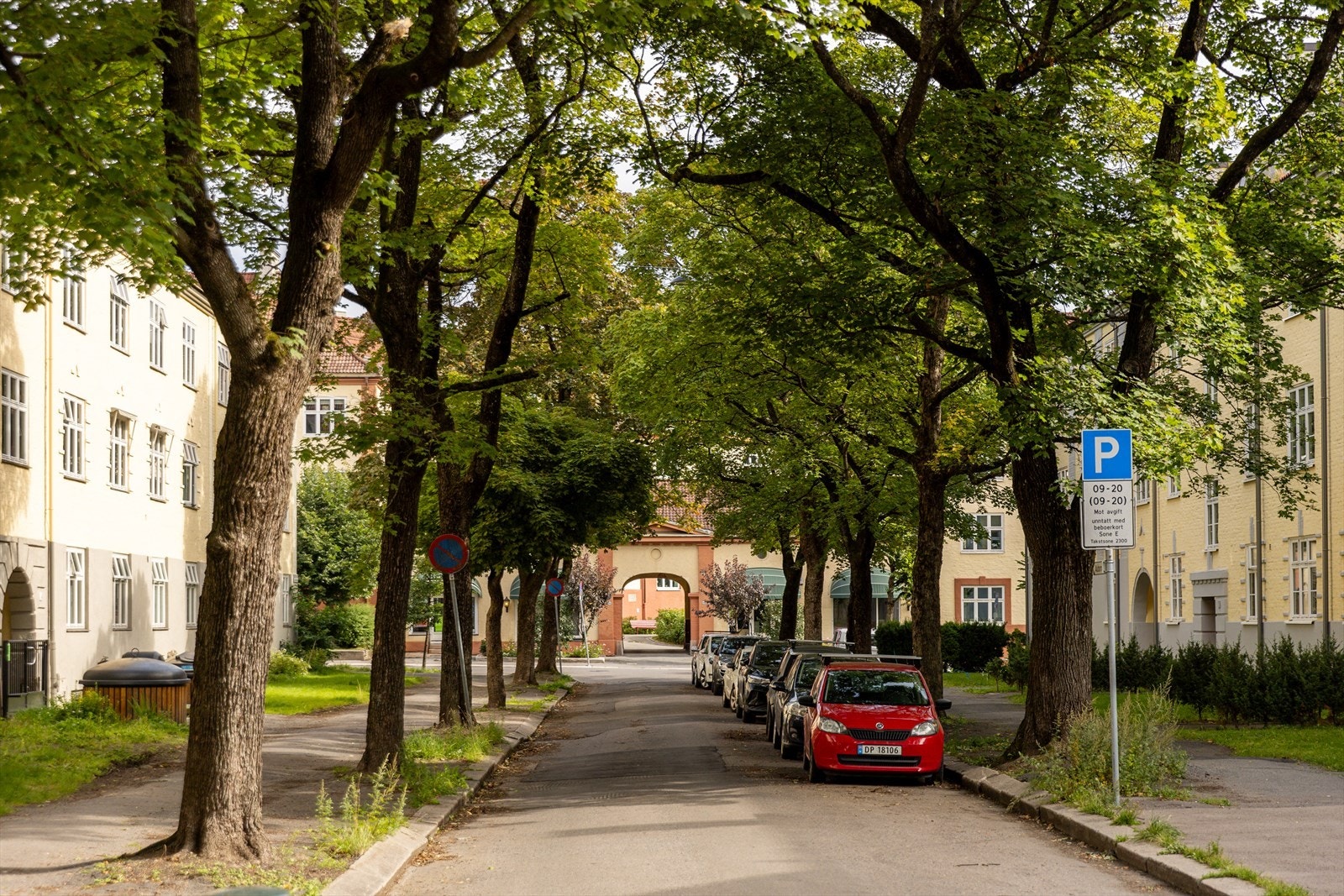 Det er godt med parkeringsplasser i området, både rett utenfor hoveddøren, rundt Torshovparken og langs Torshovdalen. Galleribilde