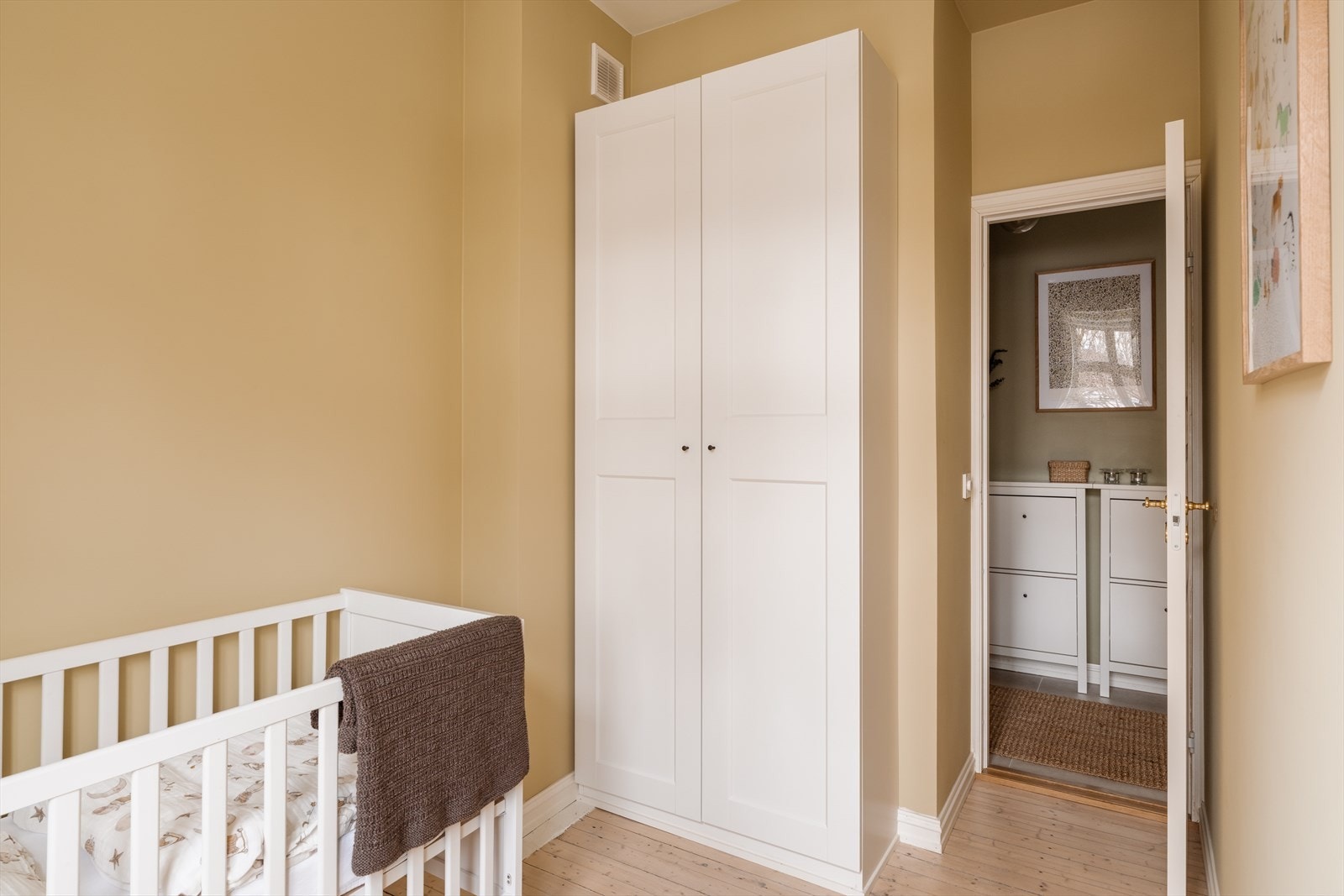 God plass til garderobeskap, med rikelig oppbevaringsplass for klær og andre eiendeler. Galleribilde