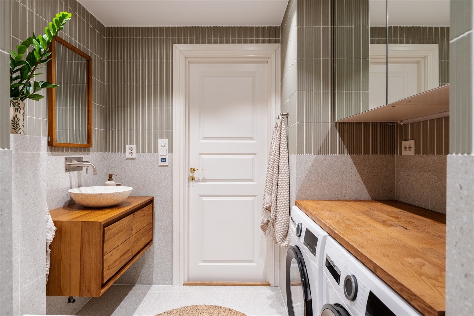 Elektriske varmekabler i gulvet gir behagelig varme, og baderommet har praktisk opplegg for vaskemaskin. Galleribilde