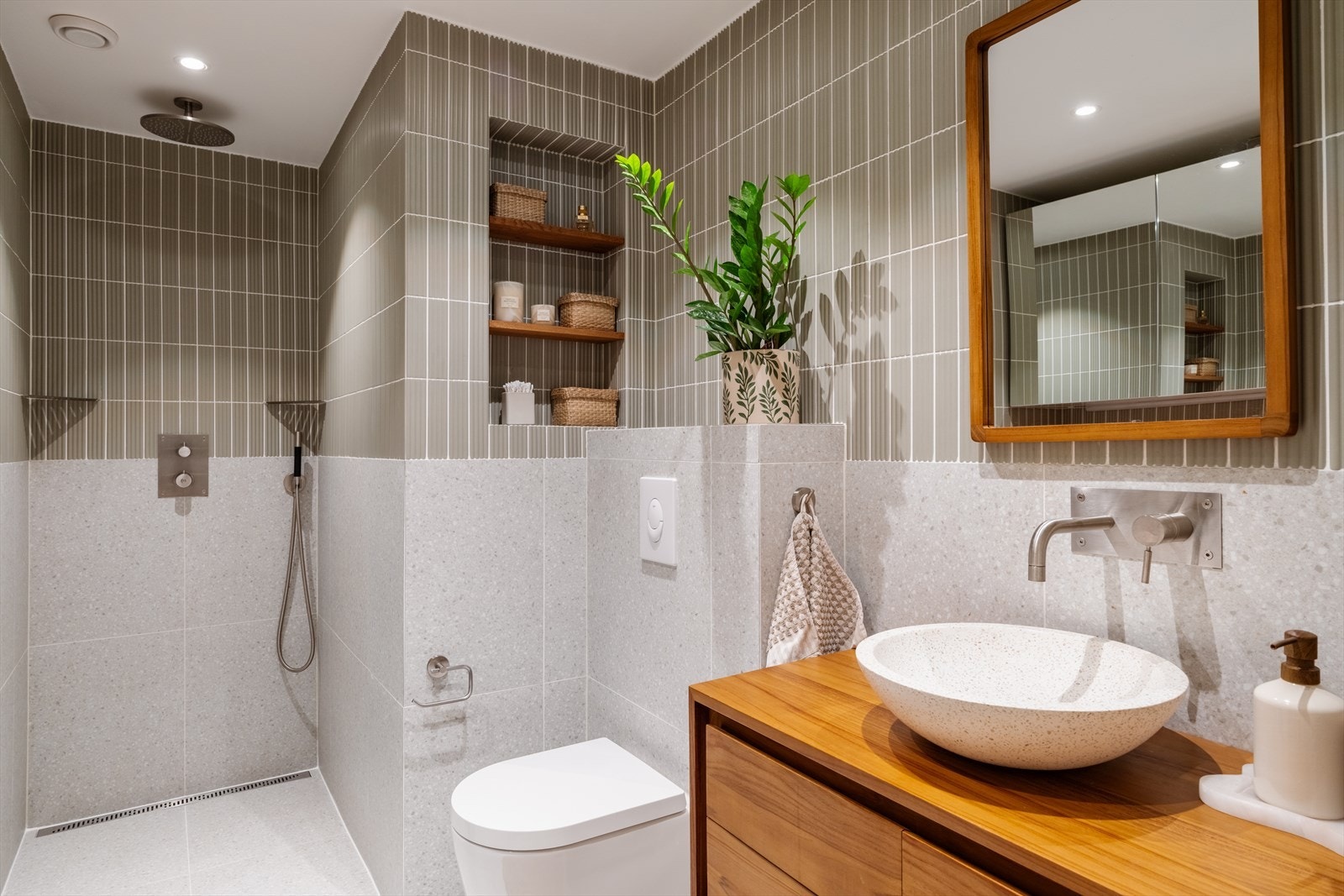 Lys og romslig baderomsinnredning med moderne løsninger, som skaper et stilrent og innbydende rom. Galleribilde