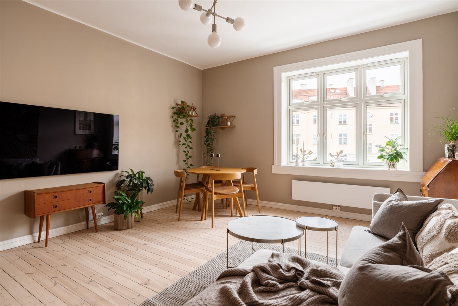 Her har du originale tregulv som tilfører sjarm i den klassiske leiligheten. Galleribilde