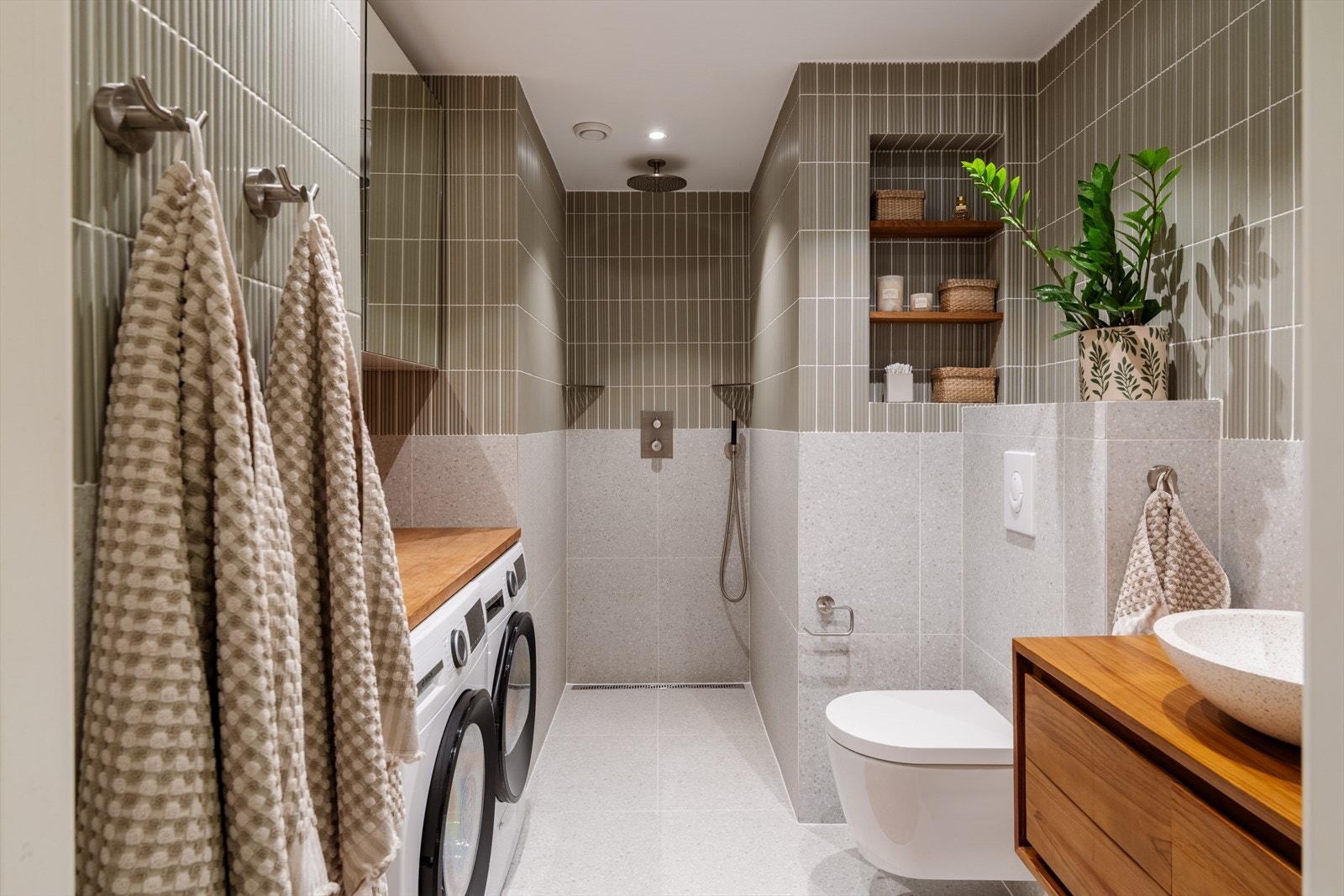 Baderommet ble totaloppusset i 2025, og har lekker innredning og en svært praktisk utforming for både par og barnefamilier Galleribilde