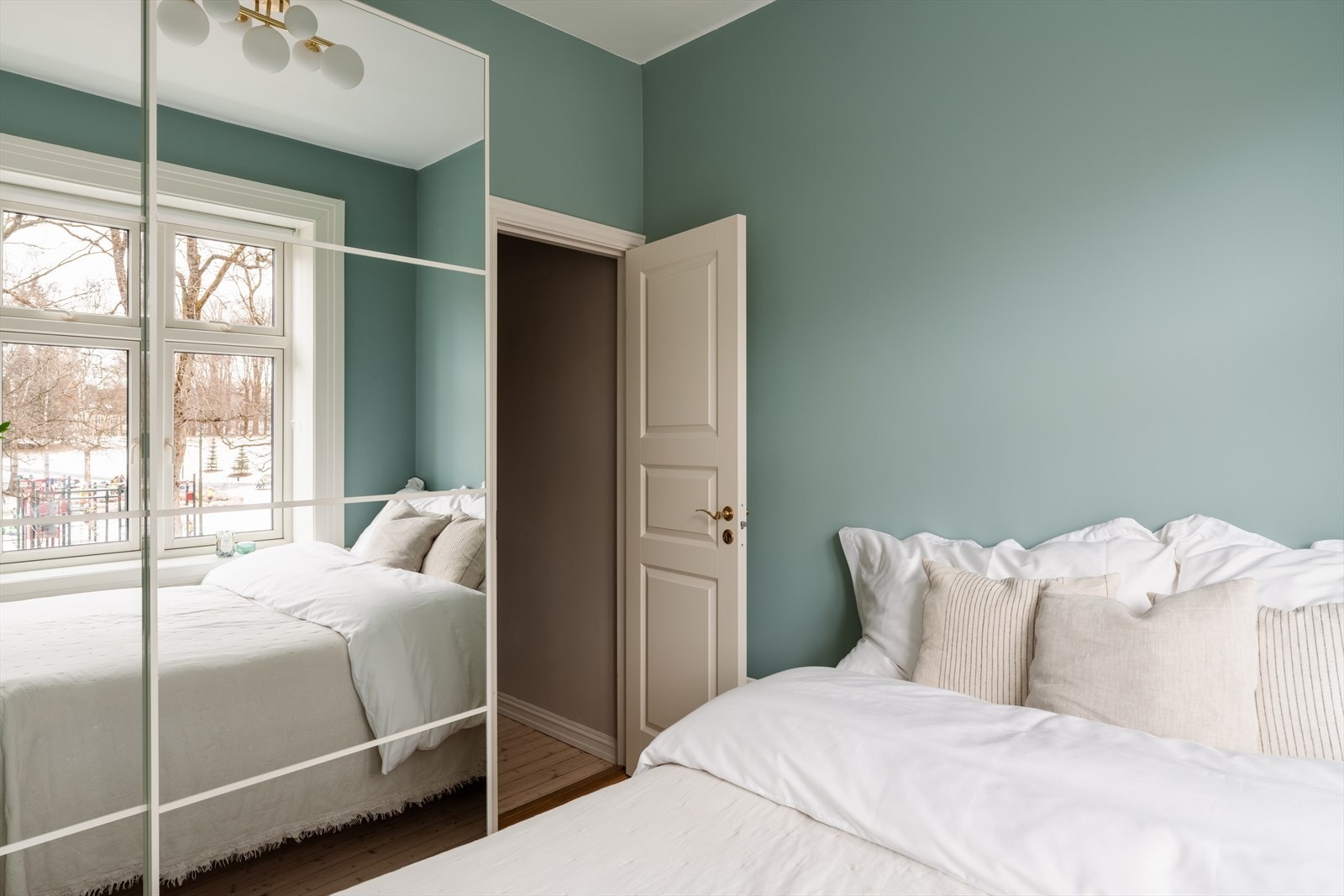 Det er god plass til et stort garderobeskap, som sikrer praktisk oppbevaring for klær og personlige eiendeler. Galleribilde