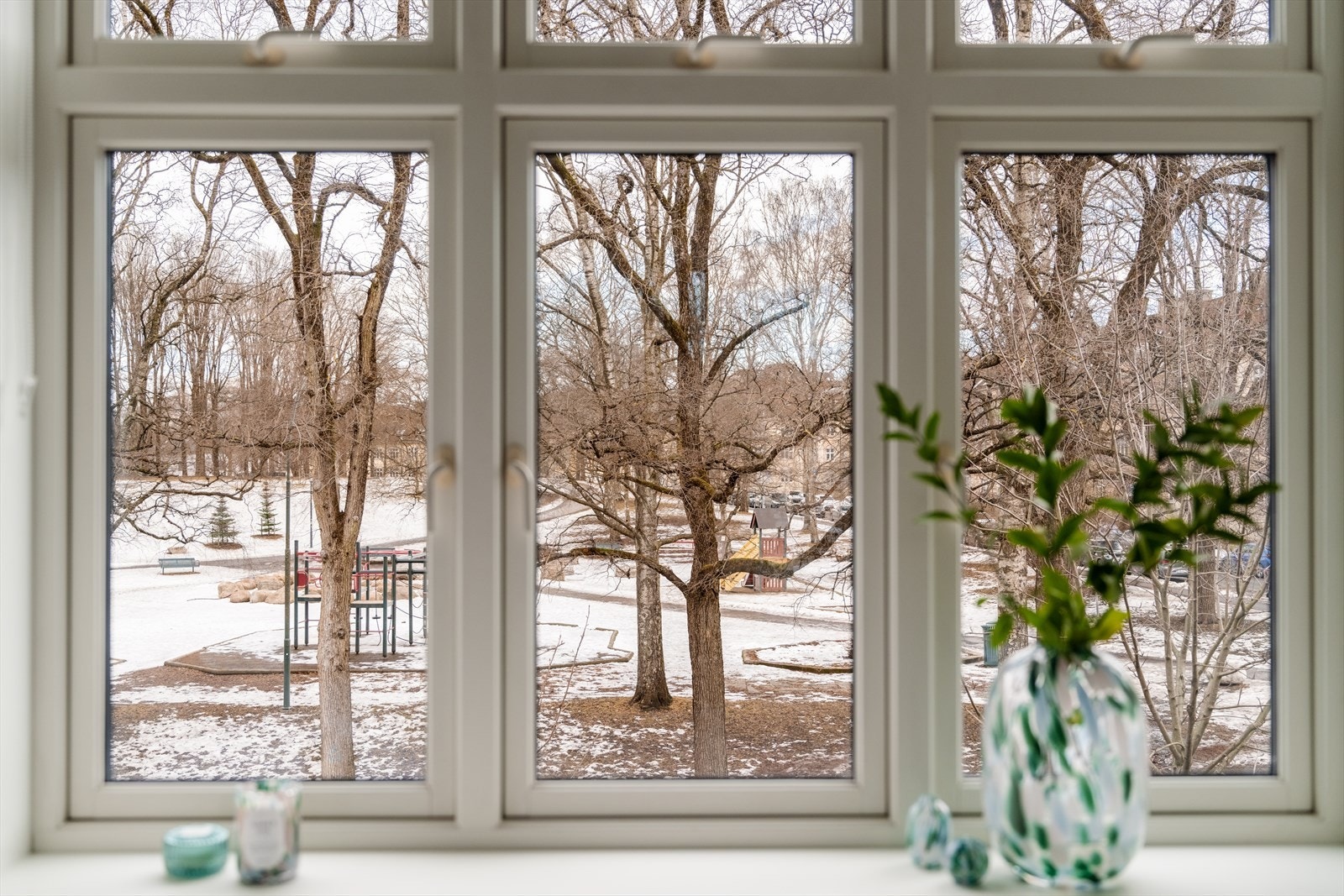 Soverommet har nydelig utsyn mot frodige, grønne trær som virkelig kommer til sin rett om sommeren. Galleribilde