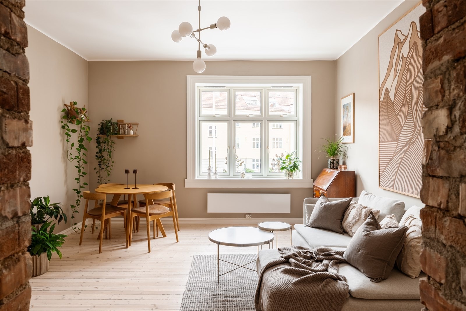 Store vindusflater slipper inn rikelig med naturlig lys, noe som gir gode lysforhold og bidrar til god gjennomlufting i leiligheten. Galleribilde