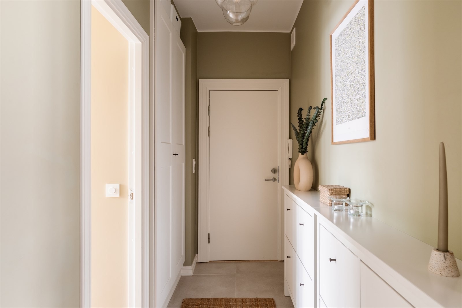 Entréen har behagelige varmekabler i gulvet, som ønsker deg velkommen hjem. Galleribilde