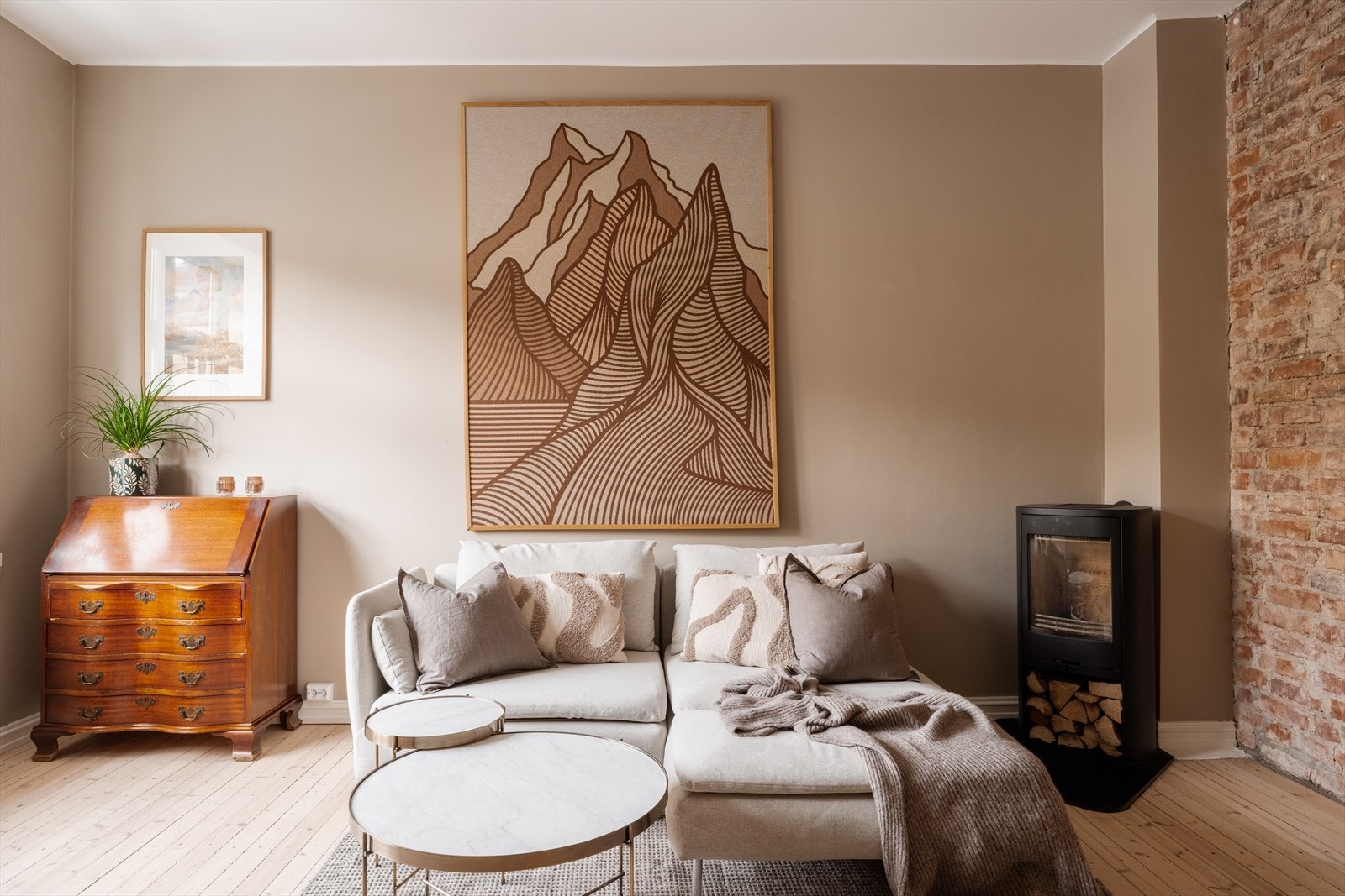 Oppvarming skjer via panelovner samt vedovn i stuen, som gir god og behagelig varme i leiligheten. Galleribilde