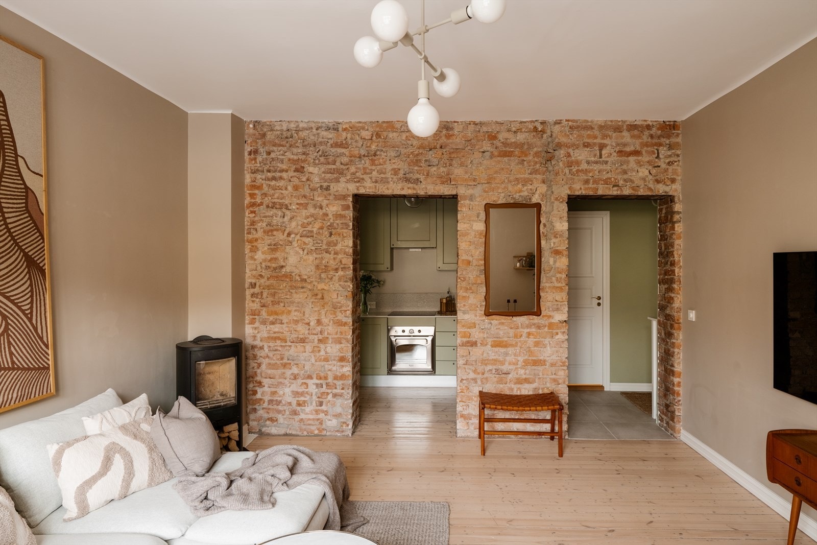 Leiligheten har en smart planløsning som utnytter plassen optimalt, i tillegg til vakre teglsteinsdetaljer som tilfører sjarm. Galleribilde