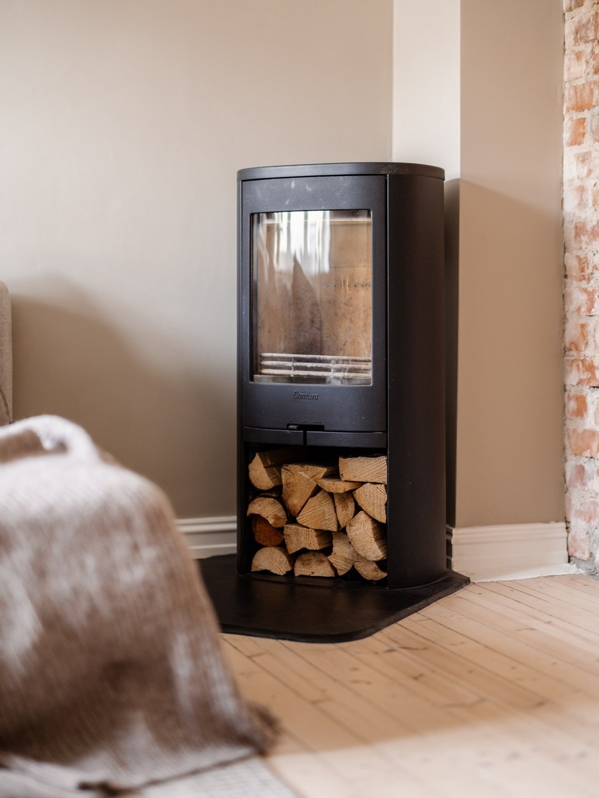 Den moderne peisovnen i stuen sørger for både koselige kvelder og effektiv varme gjennom vintermånedene. Galleribilde