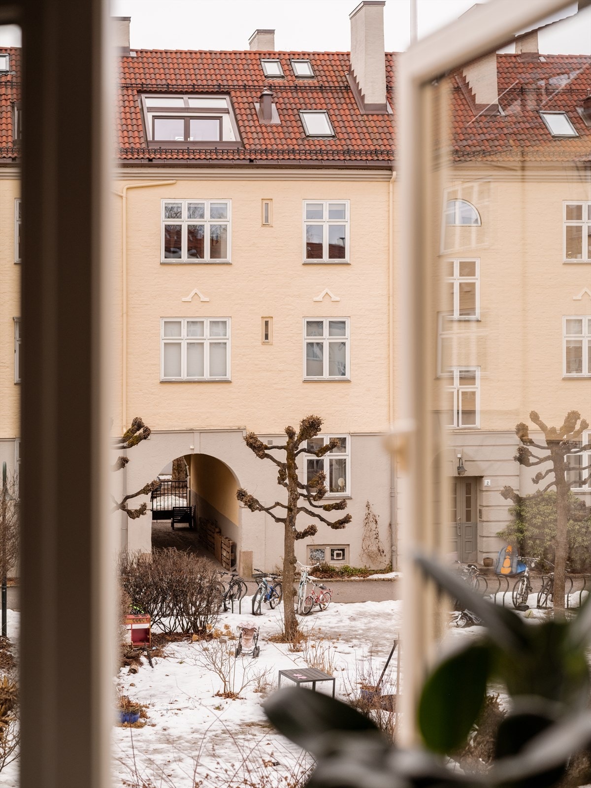 Med eksklusivt utsyn mot en åpen og fredelig bakgård får leiligheten et skjermet og rolig bomiljø, perfekt for avslapning og privatliv. Galleribilde