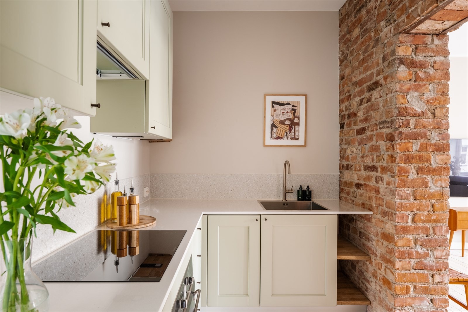 Kjøkkenet tilbyr rikelig med skap- og benkeplass, med en delvis åpen løsning som gir god kontakt med stuen. Galleribilde