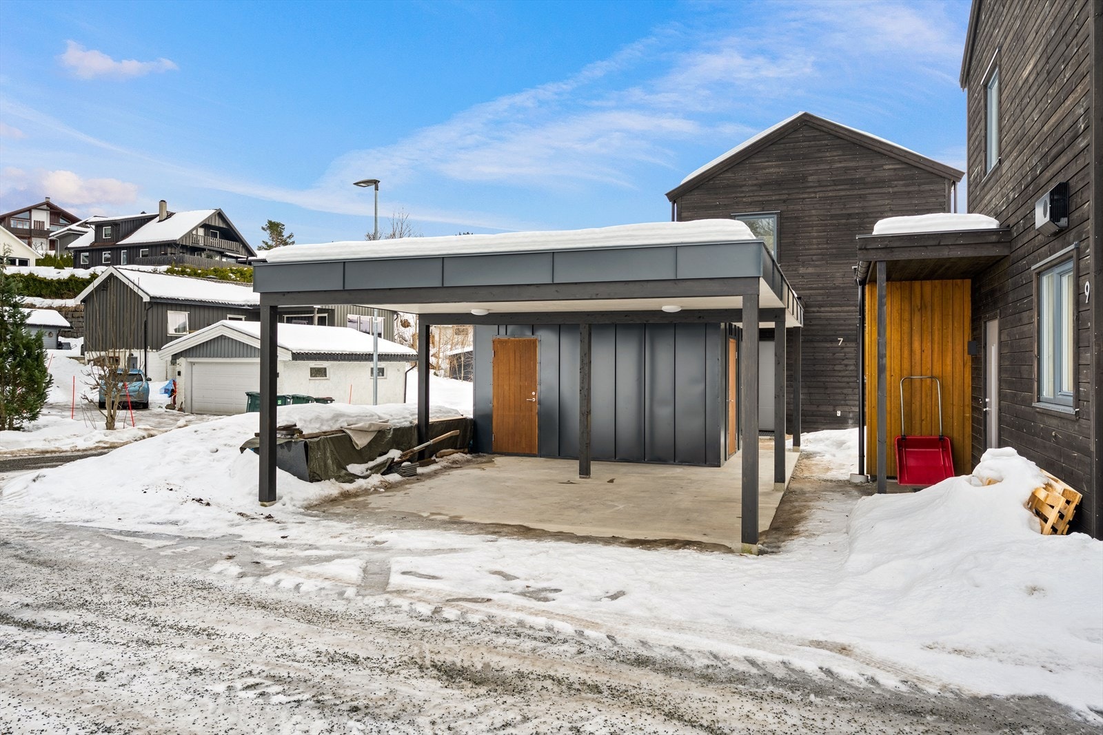 Carport og bod til høyre i bilde medfølger Galleribilde