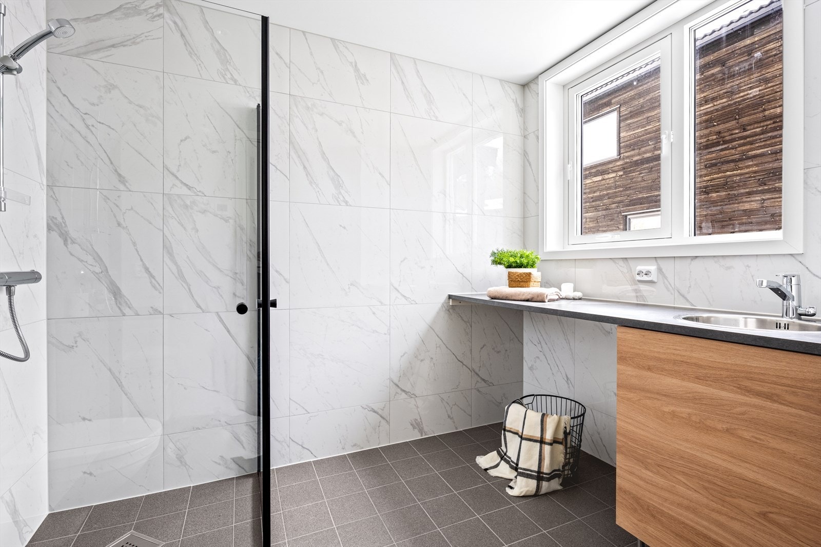 Bad/WC/vaskerom 1.etg - tiltalende og delikat med flislagte gulv og vegger. Innredning med nedfelt stålkum og med plass og opplegg til vaskemaskin og tørketrommel Galleribilde