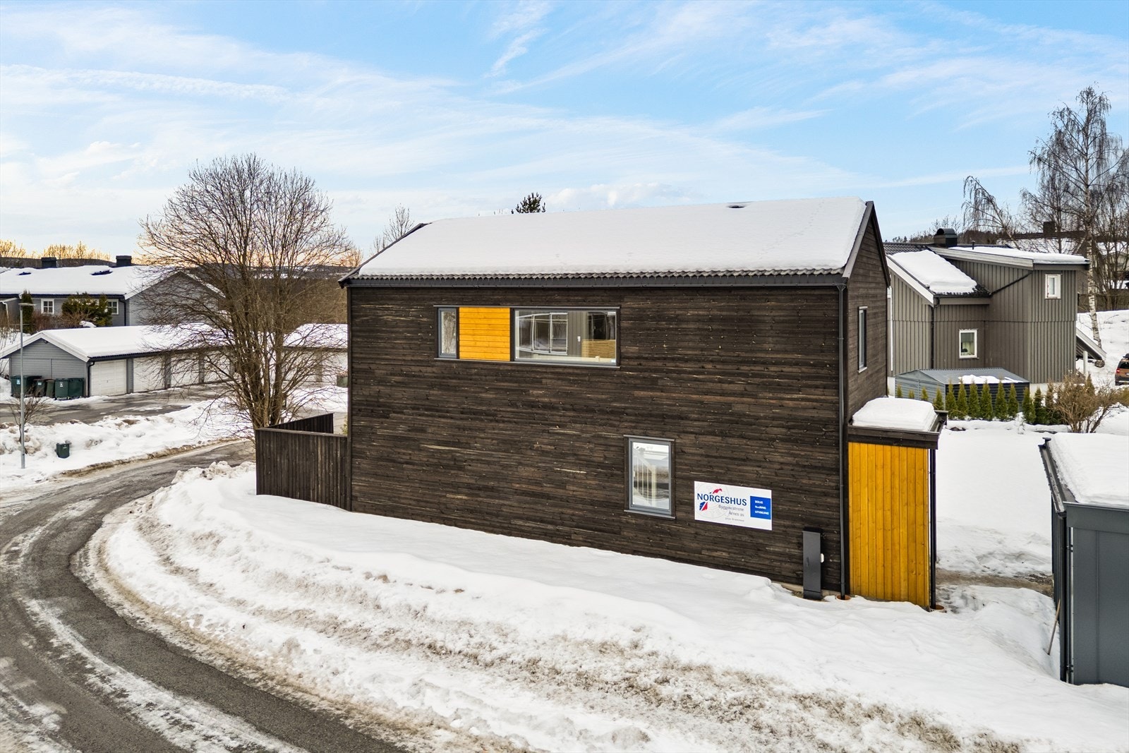 Fasade mot adkomstvei Galleribilde