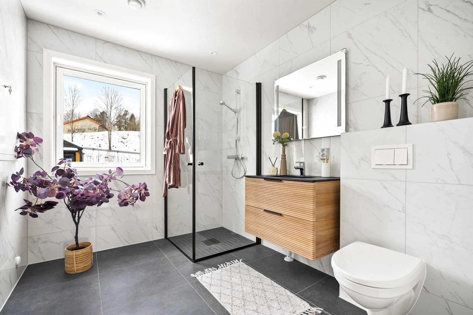 Bad/WC 2.etg. Delikat og smakfullt med store og flotte 60x60 fliser på gulv og vegger Galleribilde