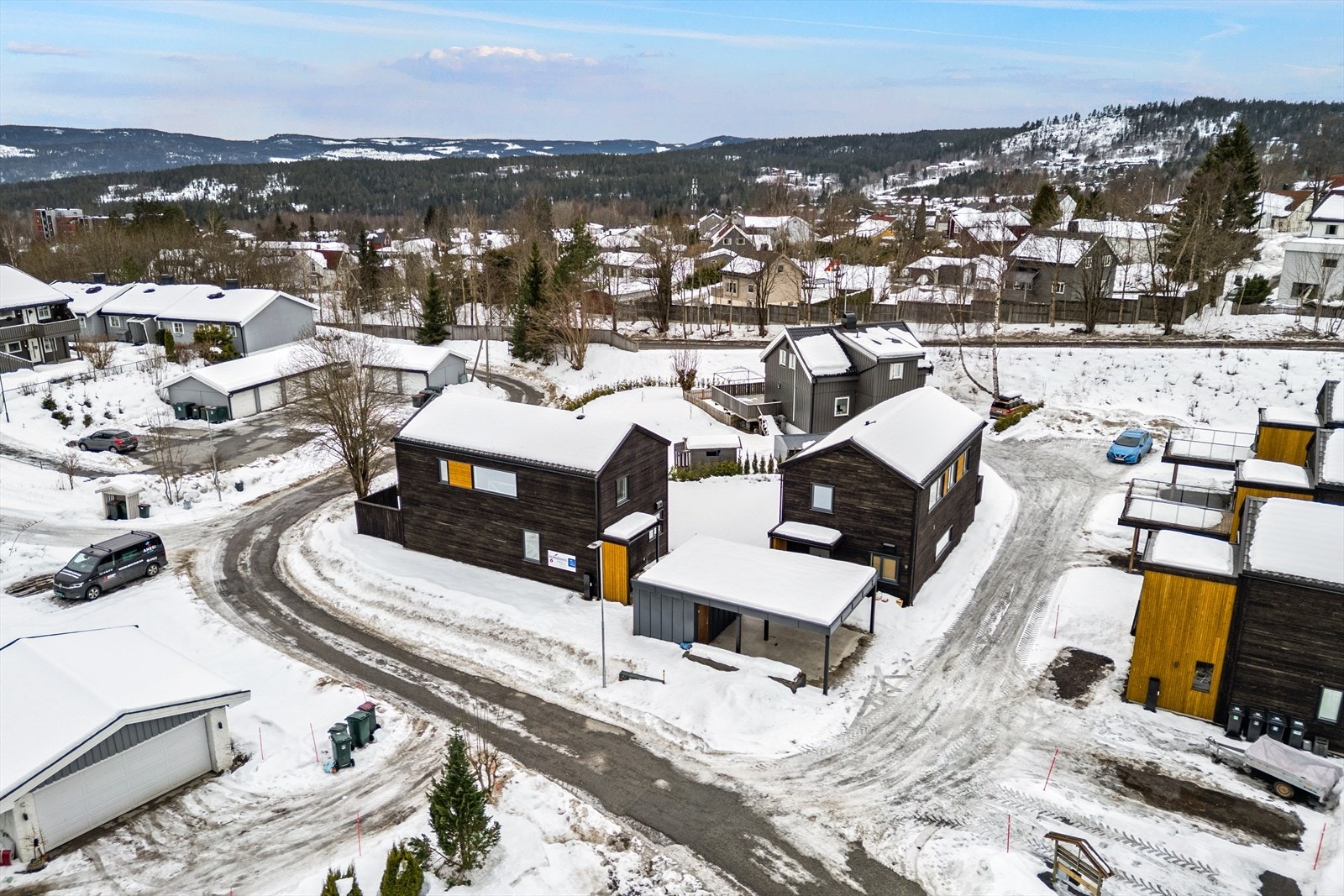 Feltet er godt skjermet mot gaten med en solid støyvold Galleribilde