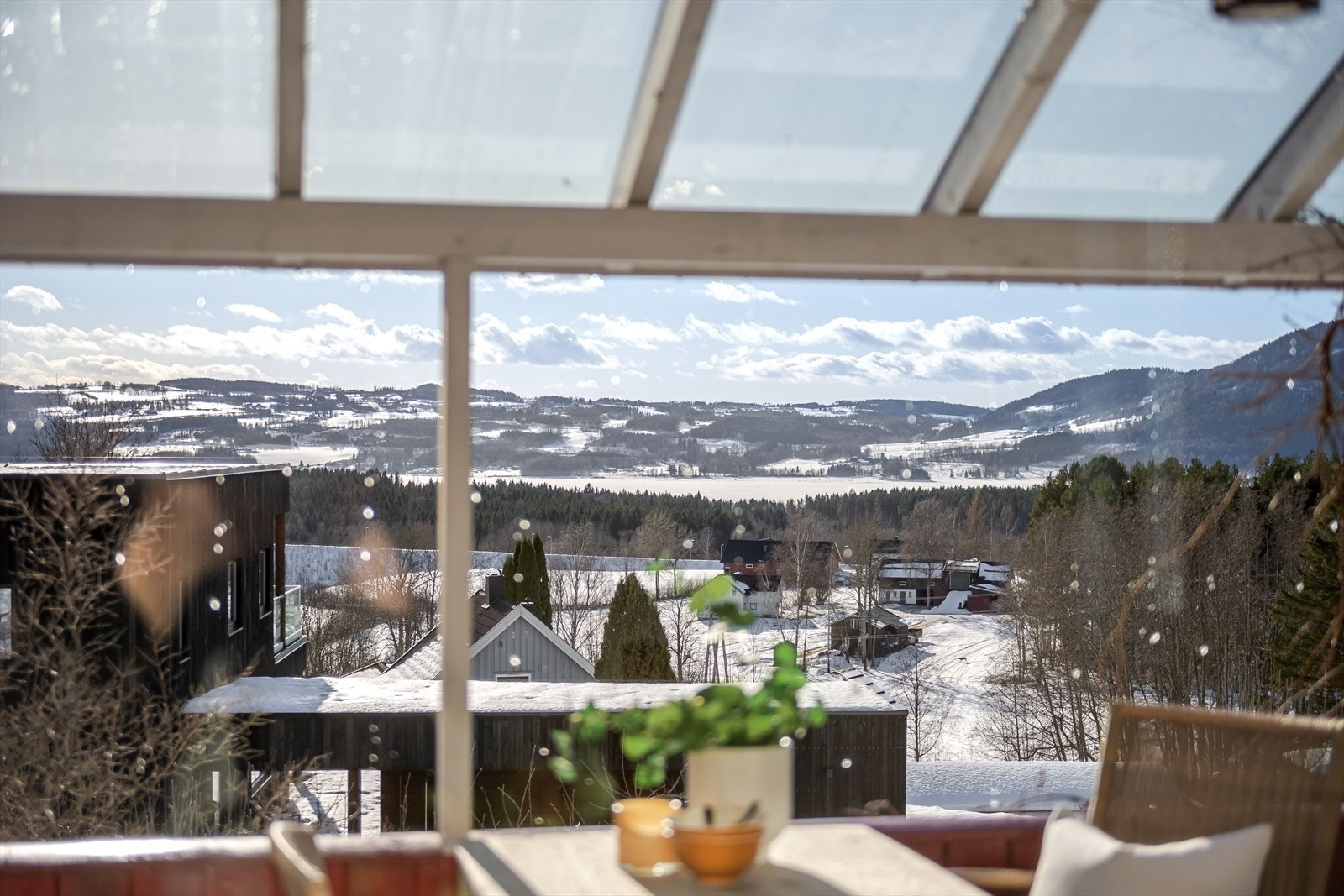 Fantastisk utsikt mot Mjøsa fra terrassen, med overbygd glasstak Galleribilde