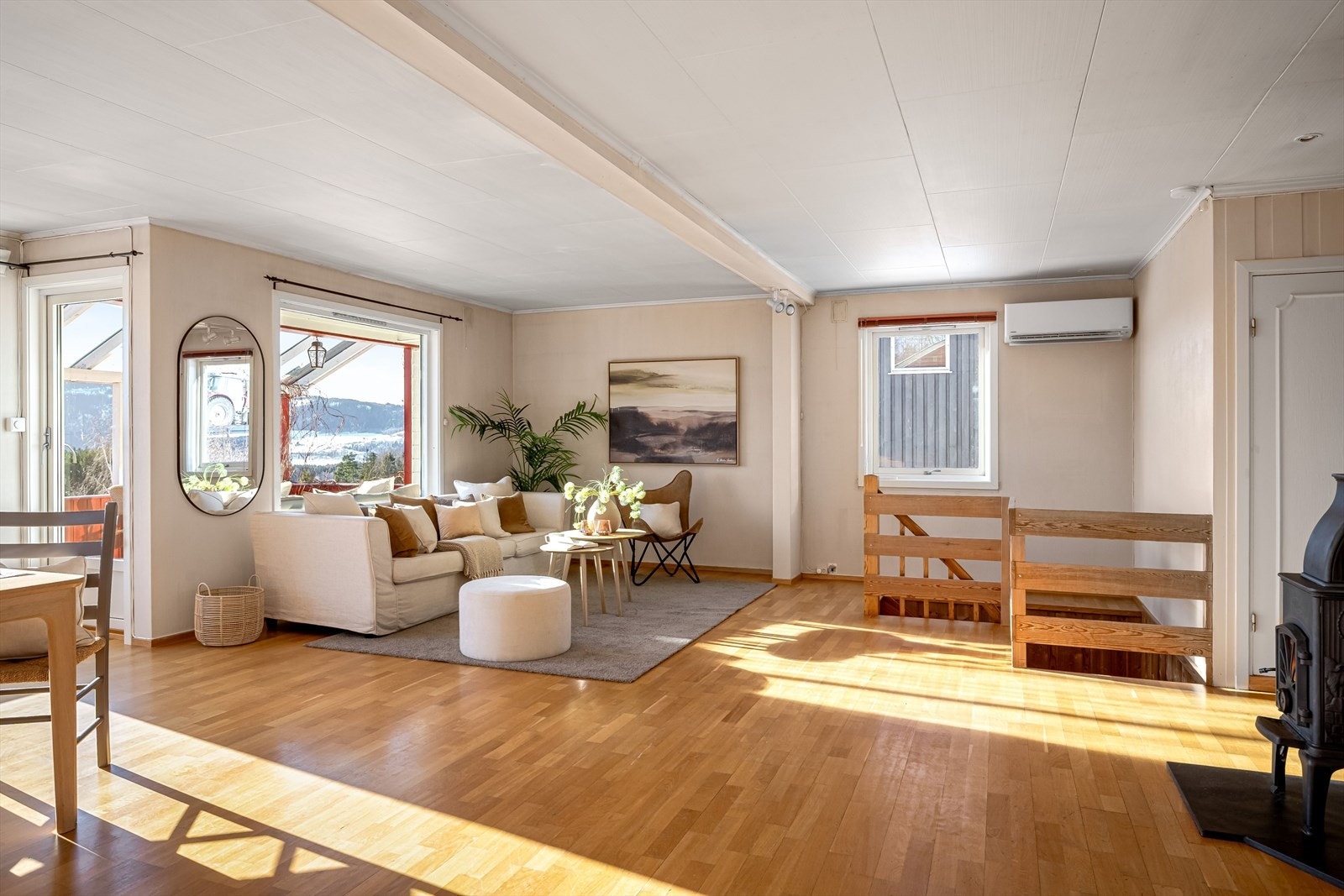 Romslig stue - god plass og mye lys Galleribilde