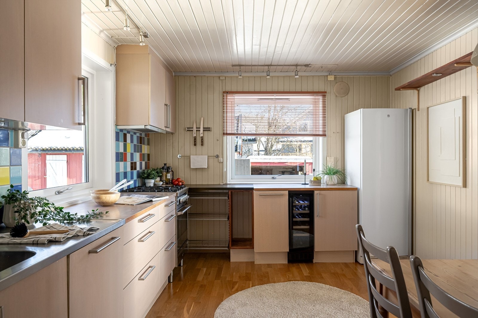 Stort kjøkken med bl.a. vinskap fra 2026. Store vinduer gir godt med lys inn. Galleribilde