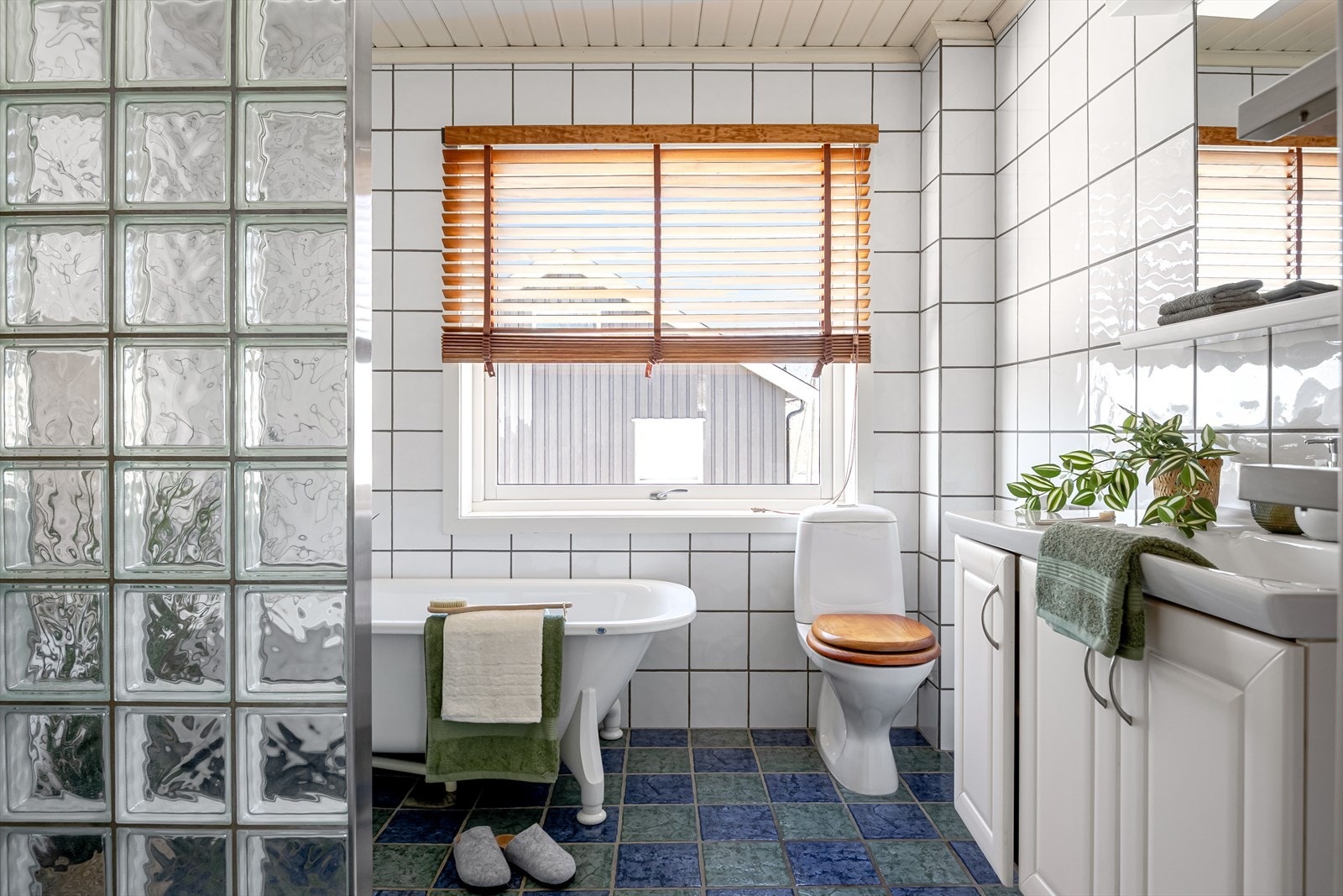 Bad i 2. etasje med badekar og dusjhjørne med glassfliser Galleribilde