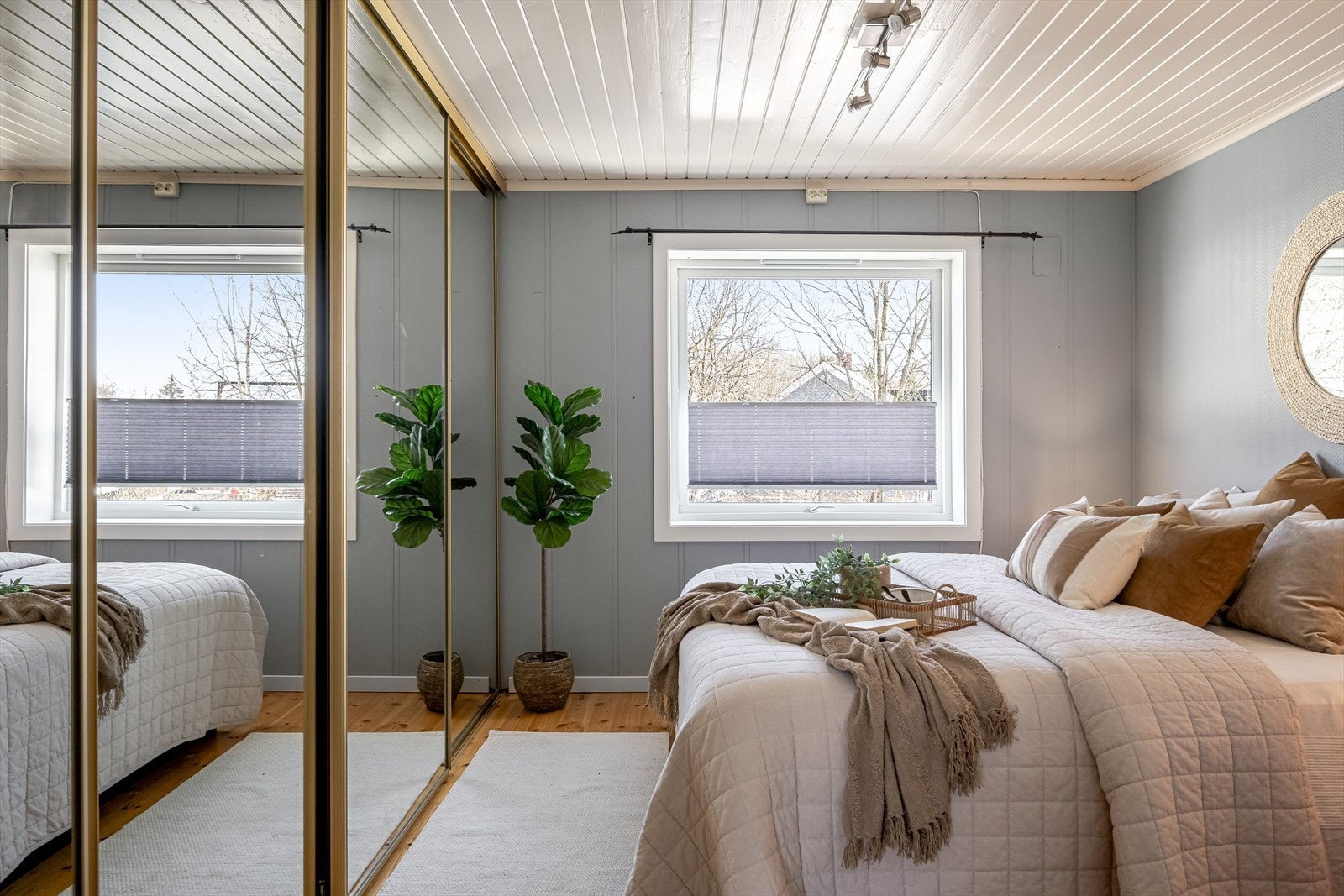 Hovedsoverom med skyvedørsgarderobe i 2. etasje Galleribilde