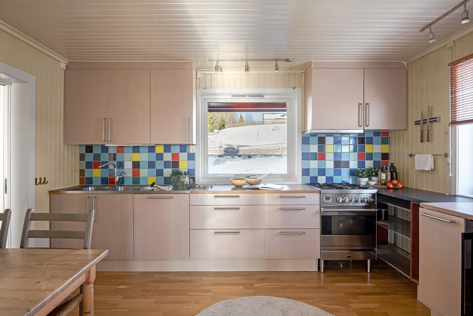 Italiensk gasskomfyr og fargerike fliser gir kjøkkenet karakter Galleribilde