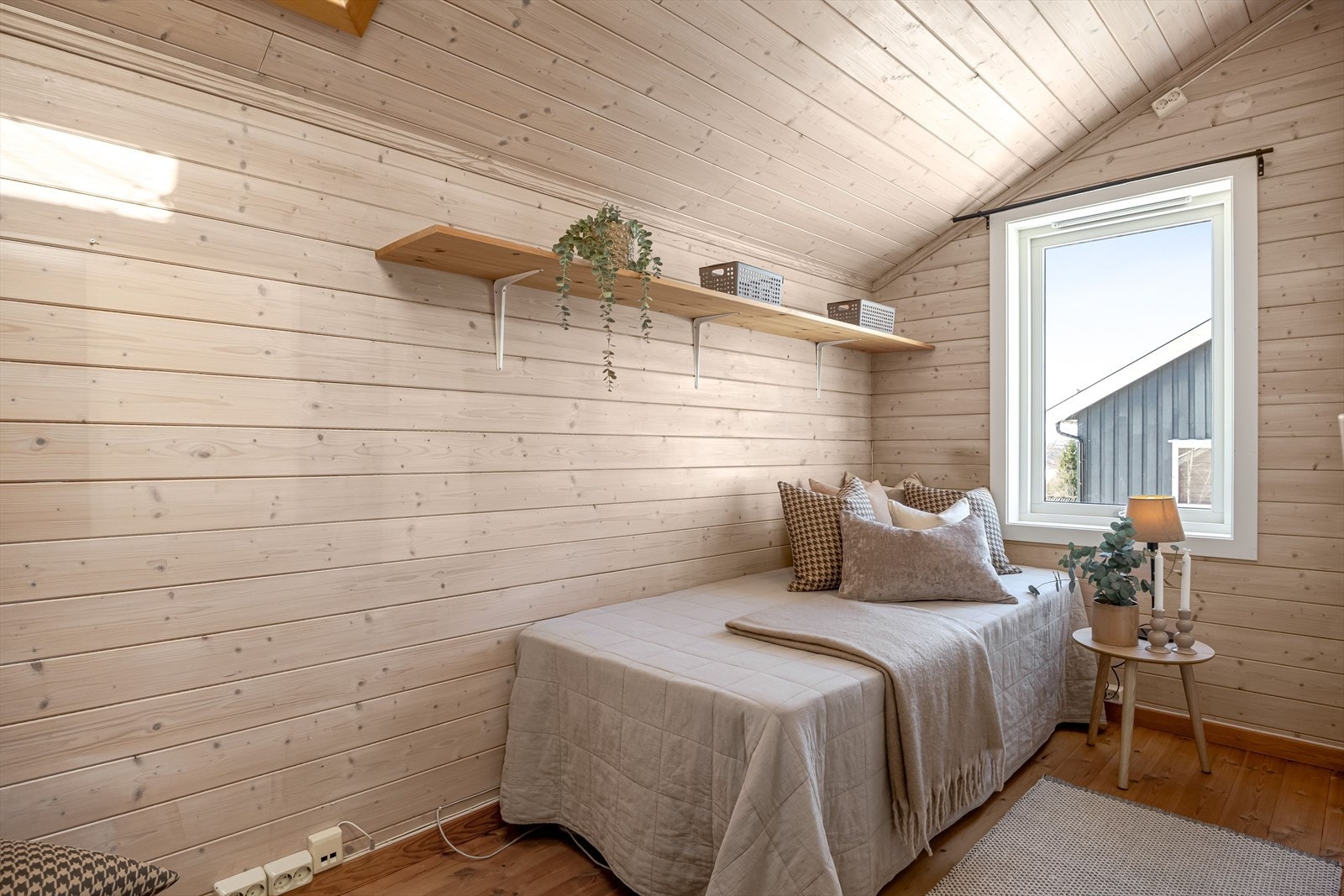 Soverom 2 i 2. etasje - lyst og trivelig Galleribilde